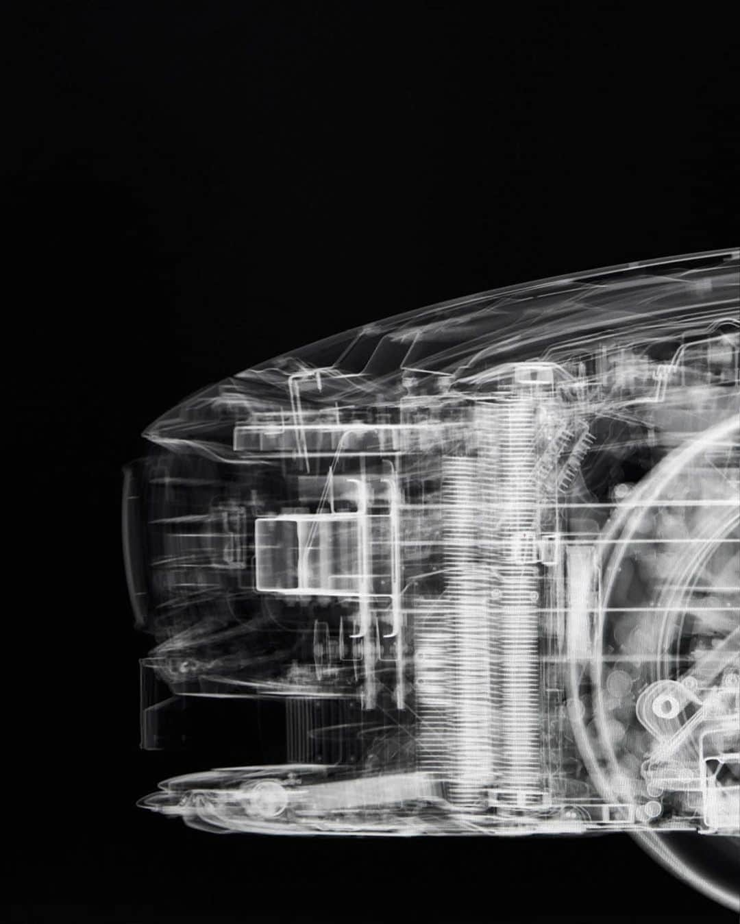 Mercedes AMGさんのインスタグラム写真 - (Mercedes AMGInstagram)「The man with #xrayart vision: award-winning British artist @nickveaseyxray brings the insides of things to the outside using #xrayart to photograph everything that catches his eye. For AMG’s #63Magazine, he sent one of our high-performance sports cars in for an X-ray inspection. The stunning result: artistic X-ray photography! 📷 🔬 amg.me/63Magazine 📷 Jan Hütz  #MagazineMonday #MercedesAMG #AMG #nickveasey #nickveaseyxray #contemporaryart #63Magazine」3月23日 18時30分 - mercedesamg