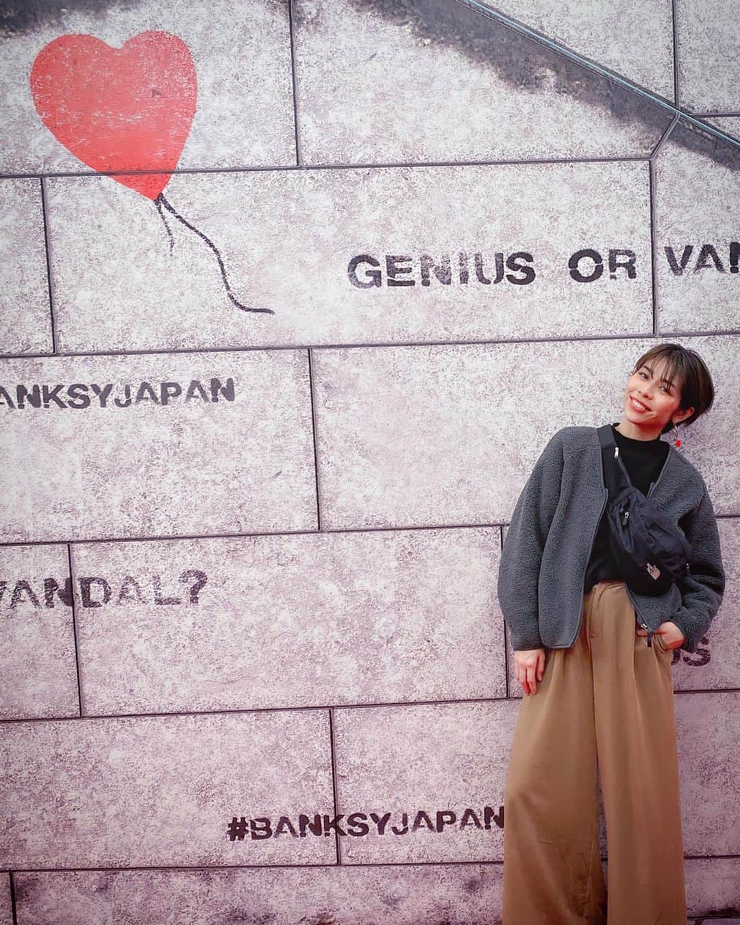 齋藤美波のインスタグラム：「🎨🎨🎨 #バンクシー展 #Banksyjapan ・ Banksy存在は知ってたけど、そこまで見たことはなかった。 絵も見たことあるくらいで意味などはあまりわかってはいなかった。 けど、独特な感性だなぁくらい😀 ・ 旦那がBanksyのファンらしく 行きたいと言うので行ってきたんだけど... ・ 一言。 "やばい" 完全にBanksyの虜になったのは私w 意味を知るれば知るほど面白い というか絵の意味が深い。 ・ 今現状世界で起きてる問題や矛盾、重要なテーマをシンプルかつ皮肉を混じえた言語で論じつつ、じっくりと現状と向き合い、正面から取り組んでいて、その訴えをキャラクターに替えわかりやすく発信している。 ひとつひとつの絵に必ず意味があって、とにかく面白い！！ こういう方法なら頭の悪い私でも 政治問題や文化など学べる気がする🤪笑 ・ 載せた絵の意味を一つ一つ 載せたいところだが、是非それは バンクシー展に行って知ってもらいたい😎 ・ 完全にBanksyのファンになりました😂 Banksy Book買ったのは旦那なのに 帰って速攻私が読んだ！笑 ・ 【詳細】 『バンクシー展 天才か反逆者か』 〔期間〕 2020年3月15日(日)〜9月27日(日) 10:00~20:30（最終入場20:00） ※会期中無休 〔会場〕 アソビル 神奈川県横浜市西区高島2-14-9 アソビル2F ・ ・」