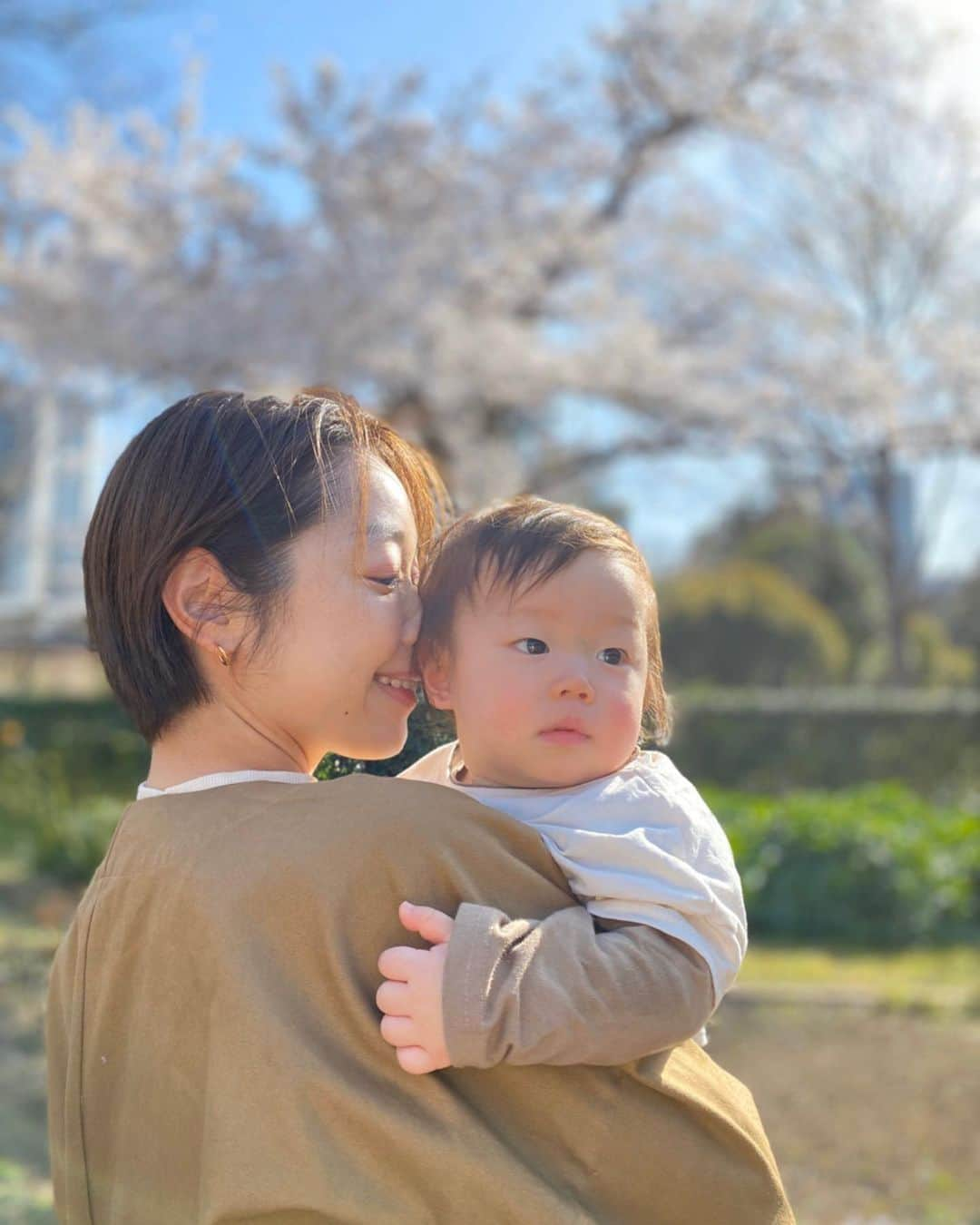 黒澤かなえさんのインスタグラム写真 - (黒澤かなえInstagram)「好きな季節がやってきた🌸 ．  去年はお腹の中に居た息子が 今年は腕の中で一緒に桜を見てる！  幸せだ〜ありがとう〜💕 ．  #春が来た#花見#桜#芝生#ピクニック #生後10カ月#男の子#男の子ママ」3月23日 18時42分 - k_kana