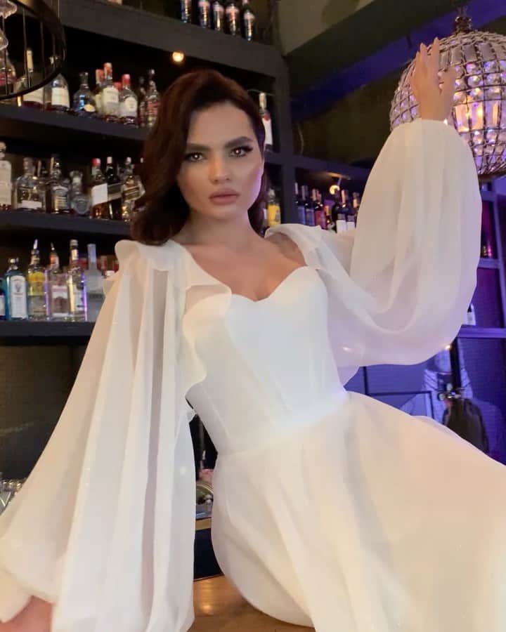 Wedding Lifeのインスタグラム：「Natural silk wedding dress!😍 from @raraavis_group •  @raraavis_group  @raraavis_group  @raraavis_group  ____________________ https://raraavis-group.com/」