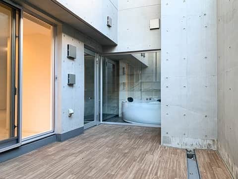 グッドルームさんのインスタグラム写真 - (グッドルームInstagram)「▼港区で暮らすということ⁠ ⁠ ⁠ハイグレードなメゾネット。⁠ ジャグジーをお部屋に。⁠ ⁠ -------------------⁠ ⁠ ⁠東京 #麻布十番  1LDK 86.25㎡⁠ ⁠ 一階と地下一階。⁠ メゾネットタイプの1LDKです。⁠ ⁠ 地下一階はリビング。⁠ キッチン3口ガスでグリル付き、⁠ しっかりと料理が楽しめる作りです。⁠ ⁠ 地下1階ですがテラスがあり、⁠ 日差しはある程度入ってきます。⁠ ⁠ また、インナーテラス部分にはジャグジー。⁠ 背もたれが3ヶ所にあり、⁠ 一度に3人まで入れる想定のようです。⁠ ⁠ 普段は普通のお風呂を使い、⁠ 時にはジャグジーを満喫。⁠ と、使い分けられます。⁠ ⁠ オートロックや防犯カメラなど、⁠ 防犯面の設備もしっかりとしたマンション。⁠ ⁠ 安心と充実の港区生活をご堪能ください。⁠ ⁠ ・⁠ こちらの物件は実際に住めるお部屋です。詳細はストーリー、ハイライトにて！⁠ ・⁠ こだわりのお部屋探しは、@goodroom_jp から URLをチェック！⁣⁣⁣⁣⁣⁣⁣⁣⁣⠀⁣⠀﻿⁠ ・⠀﻿⁠ ※最新のお家賃につきましては、リンク先物件ページからご確認ください。⁠」3月23日 18時39分 - goodroom_jp