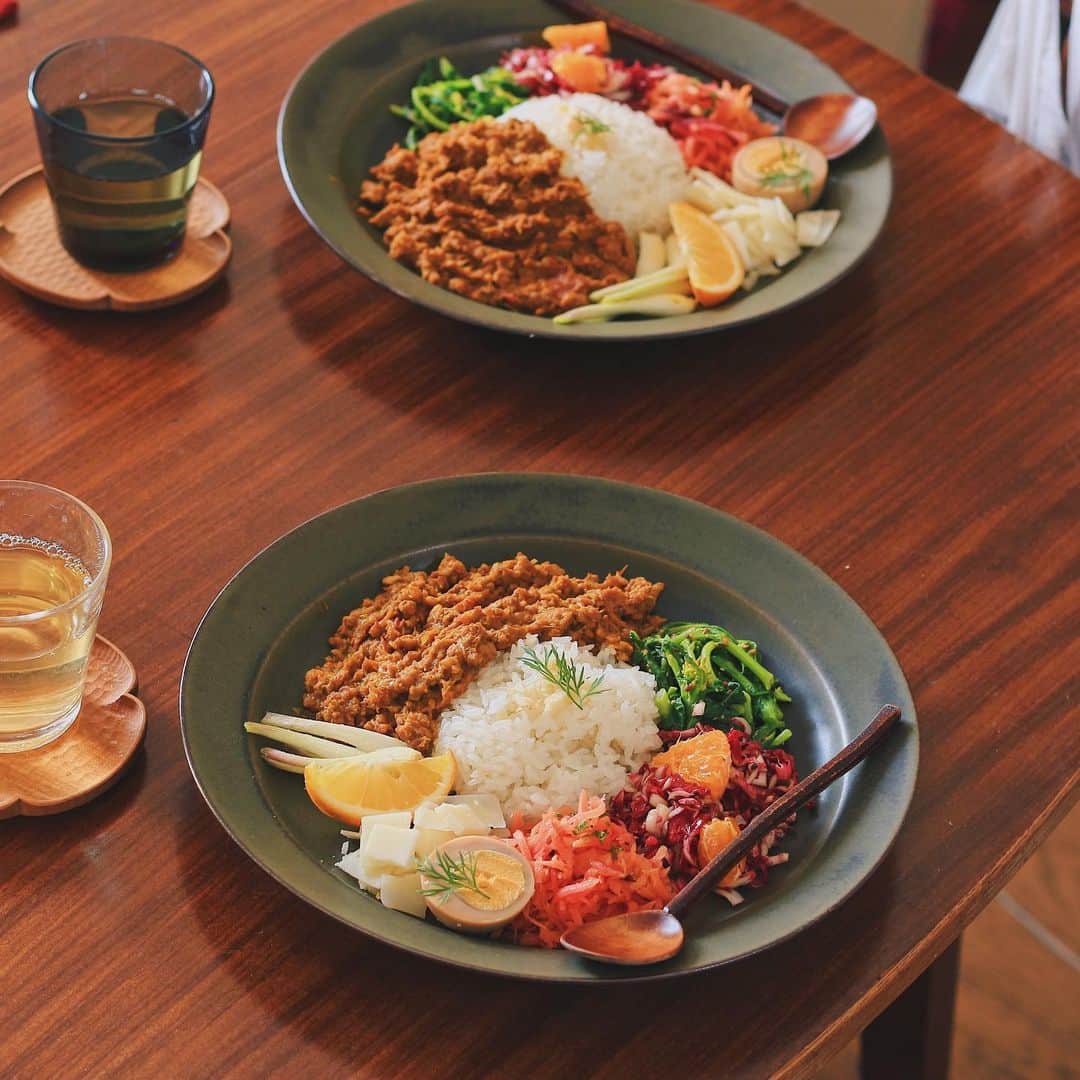 Kaori from Japanese Kitchenさんのインスタグラム写真 - (Kaori from Japanese KitchenInstagram)「無水キーマカレーで在宅楽飯。隠し味は梅干しです。 ・ こんばんは。 今日の朝昼ごはんで失礼します。 昨日の夜に作ったカレーとサラダを 全部一皿に盛り付けてワンプレートカレーの完成。 準備から盛り付けまでだいたい10分くらい。 彩りも良い感じにできて洗い物も減り大満足。 トレビス、島らっきょう、にんじん、菜の花は いつもお世話になっている #ココノミ の野菜です。 旬の恵みがたっぷり詰まったカレーができました。 梅干し無水キーマカレーは 2年前の梅仕事ワークショップで紹介したレシピ。 チャツネの代わりに梅干しを入れるだけで カレーがさっぱりして味が締まります。 ぜひお試しください。 ・ 今回、玉ねぎのみじん切りは @toffy.official の 3wayベジタブルクイックスライサーを使いました。 あっという間に細かくみじん切りができて本当に便利。 時短できる所は時短して ひと手間かける所はきちんとする。 メリハリつけてこれからも料理頑張ります。 今日もお疲れ様でした。 ・ 【おしながき】 無水梅干しキーマカレー 菜の花の粒マスタード和え トレビスとオレンジのサラダ にんじんとビーツのラペ 燻製たまご スライスしたナチュラルチーズ 島らっきょうの漬物 ＊今日は薬膳走り書きお休みします＊ ・ ・ Hi from Tokyo! Today's lunch from home is pork keema curry, boiled field mustard, marinated red lettuce and orange, calot salad, shredded cheese, boiled egg, and pickled shallot. ・ ・ ・ 2020.03.23 Mon ・ ・ #curry #在宅楽飯 #おうちカフェ #おうちごはん #早餐 #아침밥 #薬膳 #うつわ #カレー #toffy #トフィー #キッチン家電 #3wayベジタブルクイックスライサー #オクシモロン #自炊 #イイホシユミコ #高塚和則 #iittala #イッタラ」3月23日 18時40分 - coco_kontasu