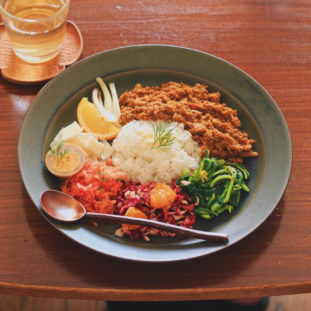 のインスタグラム：「無水キーマカレーで在宅楽飯。隠し味は梅干しです。 ・ こんばんは。 今日の朝昼ごはんで失礼します。 昨日の夜に作ったカレーとサラダを 全部一皿に盛り付けてワンプレートカレーの完成。 準備から盛り付けまでだいたい10分くらい。 彩りも良い感じにできて洗い物も減り大満足。 トレビス、島らっきょう、にんじん、菜の花は いつもお世話になっている #ココノミ の野菜です。 旬の恵みがたっぷり詰まったカレーができました。 梅干し無水キーマカレーは 2年前の梅仕事ワークショップで紹介したレシピ。 チャツネの代わりに梅干しを入れるだけで カレーがさっぱりして味が締まります。 ぜひお試しください。 ・ 今回、玉ねぎのみじん切りは @toffy.official の 3wayベジタブルクイックスライサーを使いました。 あっという間に細かくみじん切りができて本当に便利。 時短できる所は時短して ひと手間かける所はきちんとする。 メリハリつけてこれからも料理頑張ります。 今日もお疲れ様でした。 ・ 【おしながき】 無水梅干しキーマカレー 菜の花の粒マスタード和え トレビスとオレンジのサラダ にんじんとビーツのラペ 燻製たまご スライスしたナチュラルチーズ 島らっきょうの漬物 ＊今日は薬膳走り書きお休みします＊ ・ ・ Hi from Tokyo! Today's lunch from home is pork keema curry, boiled field mustard, marinated red lettuce and orange, calot salad, shredded cheese, boiled egg, and pickled shallot. ・ ・ ・ 2020.03.23 Mon ・ ・ #curry #在宅楽飯 #おうちカフェ #おうちごはん #早餐 #아침밥 #薬膳 #うつわ #カレー #toffy #トフィー #キッチン家電 #3wayベジタブルクイックスライサー #オクシモロン #自炊 #イイホシユミコ #高塚和則 #iittala #イッタラ」