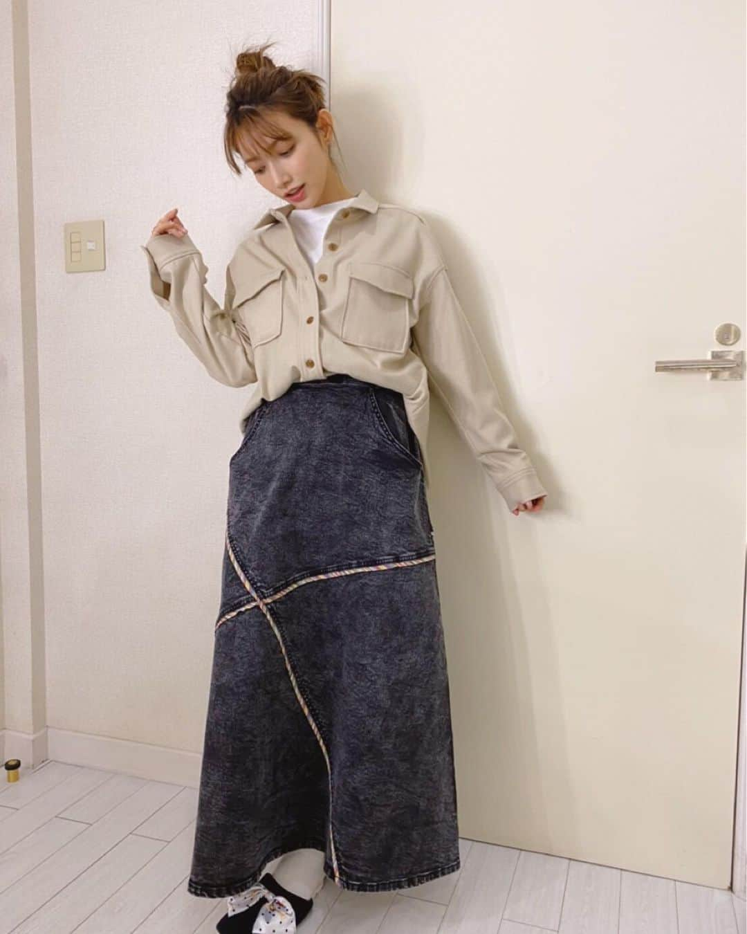 後藤真希さんのインスタグラム写真 - (後藤真希Instagram)「今日は新商品のお洋服達の撮影でしたー！﻿ 沢山あるので楽しみにしていて下さいね♡﻿ 因みに本日はこんな感じのまきふくでした☆﻿ シャツ、入れようか、、、それともアウトしようか。。。﻿ ﻿ shirt @emmelrefines ﻿ skirt @joliechambre @joint_space ﻿ ﻿ #まきふく﻿ #春コーデ﻿ #シャツコーデ﻿ #デニムスカート﻿ #オフショット﻿ #emmelrefines ﻿ #joliechambre」3月23日 18時50分 - goto_maki923