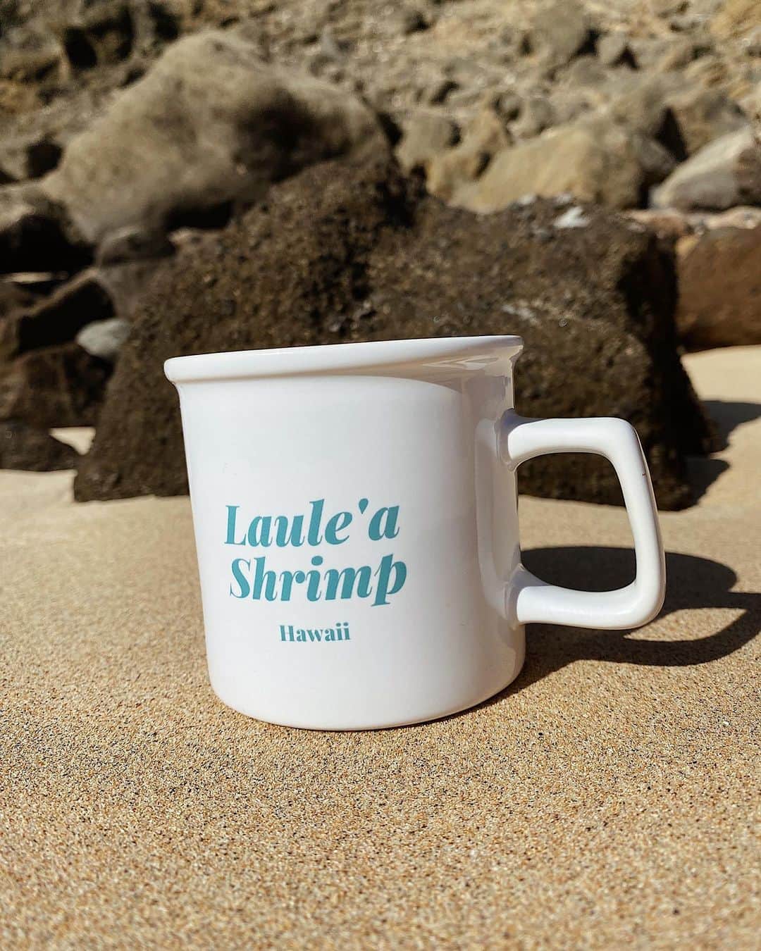 森山菜々のインスタグラム：「. 𝙇 𝘼 𝙐 𝙇 𝙀 𝘼  𝙎 𝙃 𝙍 𝙄 𝙈 𝙋 ﻿ ﻿ マグカップ作ってみました☕️✨﻿ 他の色も作ってるとこなんやけど、まずはワゴンカラーのロゴマグカップから販売しようかな〜と🌈﻿ ﻿ 3連休もありがたく超超超忙しくさせてもらいました🙇🏼‍♀️﻿ miyukiとmibukiが手伝ってくれてほんと助かった👱🏼‍♀️ またおねがいね〜🧡🧡﻿ ﻿ #lauleashrimp﻿ #ラウレアシュリンプ」