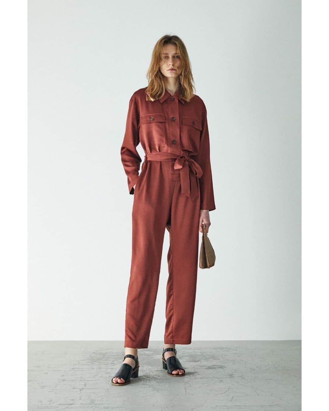 のインスタグラム：「MOUSSY 2020 March LOOK BOOK ----------------------------------- LOOK-1 ・EMBOSSED STRAP SANDALS(010DSH52-0780) 全国のMOUSSY店舗・SHEL'TTER WEB STOREにて発売中。 ㅤㅤㅤㅤㅤㅤㅤㅤㅤㅤㅤㅤㅤ ・HOOP COMBI EARRINGS(010DSH50-0810) SHEL'TTER WEB STOREにて先行予約販売中。 全国のMOUSSY店舗では3月25日(水)より発売予定。 ㅤㅤㅤㅤㅤㅤㅤㅤㅤㅤㅤㅤㅤ ・BUTTON UP JUMP SUIT(010DSH30-0870) SHEL'TTER WEB STOREにて先行予約販売中。 全国のMOUSSY店舗では3月27日(金)より発売予定。 ㅤㅤㅤㅤㅤㅤㅤㅤㅤㅤㅤㅤㅤ ・JUTE CLUTCH BAG(010DSH51-1880) SHEL'TTER WEB STOREにて先行予約販売中。 全国のMOUSSY店舗では4月上旬頃より発売予定。 ----------------------------------- LOOK-2 ・BACK SHAN MESSAGE RIB TOP(010DS590-0560) 全国のMOUSSY店舗・SHEL'TTER WEB STOREにて発売中。 ・LINEN COTTON BASIC BERET(010DSS50-1890) SHEL'TTER WEB STOREにて先行予約販売中。 全国のMOUSSY店舗では4月上旬頃発売予定。 ㅤㅤㅤㅤㅤㅤㅤㅤㅤㅤㅤㅤㅤ ・HORSE BIT BACK STRAP SANDALS(010DSB52-0740) SHEL'TTER WEB STOREにて先行予約販売中。 全国のMOUSSY店舗では4月中旬頃発売予定。 ㅤㅤㅤㅤㅤㅤㅤㅤㅤㅤㅤㅤㅤ ・FLUID TUCK PANTS(010DSS30-1250) 全国のMOUSSY店舗・SHEL'TTER WEB STOREにて4月下旬頃発売予定。 ----------------------------------- LOOK-3 ・FLOWER LONG DRESS(010DSM30-0880) 全国のMOUSSY店舗・SHEL'TTER WEB STOREにて発売中。 ----------------------------------- LOOK-4 ・VINTAGE SATIN DRESS(010DSS30-1800) SHEL'TTER WEB STOREにて先行予約販売中。 全国のMOUSSY店舗では3月27日(金)より発売予定。 ㅤㅤㅤㅤㅤㅤㅤㅤㅤㅤㅤㅤㅤ ・WAVY MINI TOTE BAG(010DSG51-1220) 全国のMOUSSY店舗・SHEL'TTER WEB STOREにて4月下旬頃発売予定。 ----------------------------------- #MOUSSY ※配送状況により店舗発売日が変更、また、SHEL'TTER WEB STOREにて予約販売を行っていた商品につきまして予定通りにお届けできない場合がございます。 予めご了承くださいませ。」