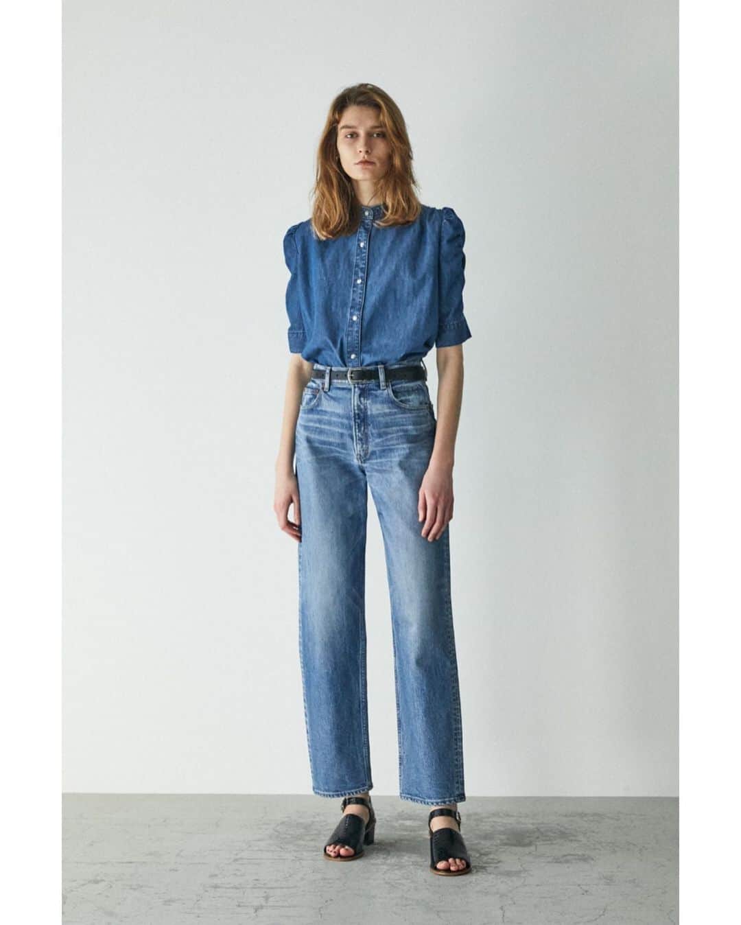 のインスタグラム：「MOUSSY 2020 March LOOK BOOK ----------------------------------- LOOK-1 ・GATHER SLEEVE DENIM BLOUSE(010DSH11-0150) ・PLAIN JEANS STRAIGHT(010DSA12-8010) ・EMBOSSED STRAP SANDALS(010DSH52-0780) ・BASIC LEATHER BELT(010DSH50-1440) 全国のMOUSSY店舗・SHEL'TTER WEB STOREにて発売中。 ㅤㅤㅤㅤㅤㅤㅤㅤㅤㅤㅤㅤㅤ ・TINY HOOP EARRINGS(010DSH50-0760) SHEL'TTER WEB STOREにて先行予約販売中。 全国のMOUSSY店舗では4月3日(金)より発売予定。 ----------------------------------- LOOK-2 ・PLAIN JEANS STRAIGHT SLIM(010DSA12-8020) 全国のMOUSSY店舗・SHEL'TTER WEB STOREにて発売中。 ㅤㅤㅤㅤㅤㅤㅤㅤㅤㅤㅤㅤㅤ ・CROSSOVER RUFFLE BLOUSE(010DSS30-1640) ルミネエスト新宿店にて先行発売、 SHEL'TTER WEB STOREにて先行予約販売中。 その他店舗では3月27日(金)より発売予定。 ㅤㅤㅤㅤㅤㅤㅤㅤㅤㅤㅤㅤㅤ ・BOX SILHOUETTE 2WAY BAG(010DSG51-1200) SHEL'TTER WEB STOREにて先行予約販売中。 全国のMOUSSY店舗では4月3日(金)頃発売予定。 ㅤㅤㅤㅤㅤㅤㅤㅤㅤㅤㅤㅤㅤ ・HORSE BIT FRINGE PUMPS(010DSB52-0730) SHEL'TTER WEB STOREにて先行予約販売中。 全国のMOUSSY店舗では4月中旬頃発売予定。 ----------------------------------- LOOK-3 ・CROSSOVER TOPS SET(010DSS80-0550) ・PLAIN JEANS STRAIGHT(010DSA12-8010) ・CHAIN CHOKER(010DST50-0720) 全国のMOUSSY店舗・SHEL'TTER WEB STOREにて発売中。 ㅤㅤㅤㅤㅤㅤㅤㅤㅤㅤㅤㅤㅤ ・HORSE BIT FRINGE PUMPS(010DSB52-0730) SHEL'TTER WEB STOREにて先行予約販売中。 全国のMOUSSY店舗では4月中旬頃発売予定。 ----------------------------------- LOOK-4 ・TIE DYE SEE THROUGH TOP(010DSH80-0150) ・PLAIN JEANS STRAIGHT(010DSA12-8010) ・EMBOSSED STRAP SANDALS(010DSH52-0780) 全国のMOUSSY店舗・SHEL'TTER WEB STOREにて発売中。 ㅤㅤㅤㅤㅤㅤㅤㅤㅤㅤㅤㅤㅤ ・JUTE CLUTCH BAG(010DSH51-1880) SHEL'TTER WEB STOREにて先行予約販売中。 全国のMOUSSY店舗では4月上旬頃より発売予定。 ----------------------------------- #MOUSSY #MOUSSYPLAINJEANS #MOUSSYJEANS ※配送状況により店舗発売日が変更、また、SHEL'TTER WEB STOREにて予約販売を行っていた商品につきまして予定通りにお届けできない場合がございます。 予めご了承くださいませ。」