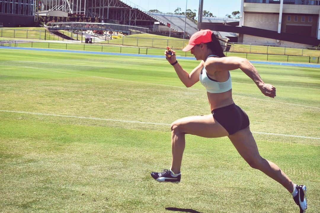 ミシェル・ジェネクのインスタグラム：「Just have to keep putting one foot in front of the other.  Don’t worry @jacintabeecher was more than 2m away when she took this photo 📷」