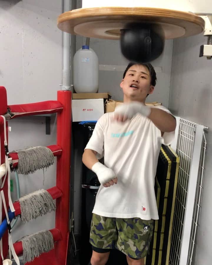 京口紘人のインスタグラム：「. . . こんな動画も👊 . . 出来50点で不服。。。🤣笑 . . 皆んなも挑戦してみては😆⁉️ . . #京口紘人 #hirotokyoguchi #シングルボール #リズム感大事 #着てる服はFR2 #Imnotyoutuber」