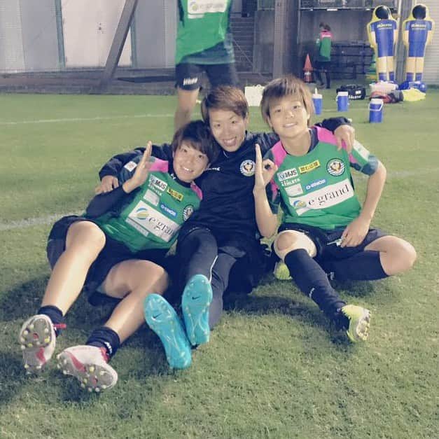 のインスタグラム：「. なつかしいすぎる写真発見！ お世話になりまくったふたり👯‍♂️⚽️ . すこし前にさかのぼるけど ながーーいリハビリから復帰したカツオと また同じピッチでサッカーすることができたのです！ 泣けるほどうれしかったなあ。(泣かなかったけど笑) . ママになって現役復帰したいわしさんと ながーーいリハビリ乗り越えたカツオと また3人で同じピッチに立ってサッカーできたら こんなに嬉しいことはないだろうなあ そのためにも日々がんばります✊✊ . #ちふれASエルフェン埼玉 #日テレベレーザ #岩清水梓 わたしの師匠 #村松智子 またの名をカツオ #なつかしい写真シリーズ」