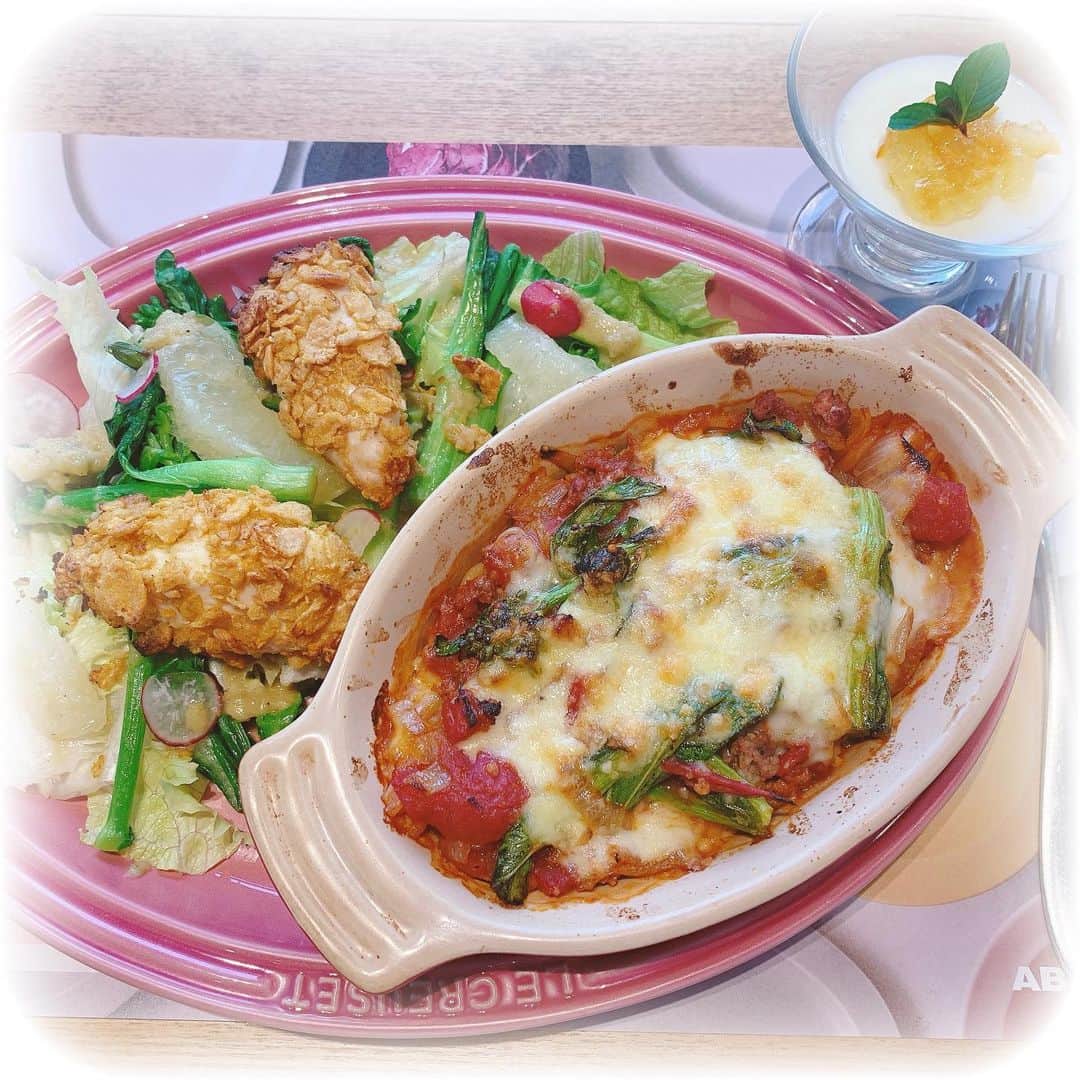 月宮まどかのインスタグラム：「🍝 . ♡簡単ラザニア ♡パワーサラダ ♡パンナコッタ . チキンは胸肉が柔らかくて おいしすぎるฅ(｡•ㅅ•｡ฅ) . ドレッシングは生のオリーブ をミキサーでがしがし🍳 . パワーサラダ、よく買うから 美味しいの自分で作れて感動🥬✨ . あと🍊パンナコッタは 一番初めに冷やしておけば 調理終わる頃にできてて めちゃくちゃ時短なのに すっごくおいしい😣💓 . これからいっぱい作ろっと🌸 . #abcクッキング #abcクッキングスタジオ #お料理好きな人と繋がりたい #お料理教室 #お菓子作り」
