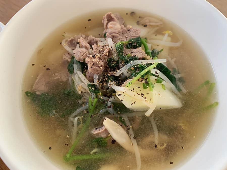 奈津美さんのインスタグラム写真 - (奈津美Instagram)「- @soupstocktokyo #牛すじとクレソンのベトナム風スープ #なつの雑飯 - だいすきなスープストックの レシピ本からのアレンジ🌸 牛すじなんてありませぬので、 お家にあるもので作ったよ！☺︎ - 材料 ・牛の薄切り肉 ・大根 ・クレソン(青菜系) ・もやし ・しめじ 味付 ・昆布かつおだし ・魚醤(ナンプラー)スプーン1くらい ・ダシダ　スプーン1.5くらい ・しょうが　にんにく　テキトーに ・塩　味見ながら調整 ・黒胡椒　お好み〜 - だし汁で大根に火が通るまで煮込んで〜 きのこともやし入れて〜 お肉入れて〜ちょい煮る🤍 いいだし出てきたら、アク取って味付けしたら完成🤘🏻 - 大根大きめの乱切りにして 噛む回数増やして満足度アップ🧡 - #花嫁チャレンジ #満足度高めごはん #スープごはん」3月23日 19時00分 - natsumi_7.2.3