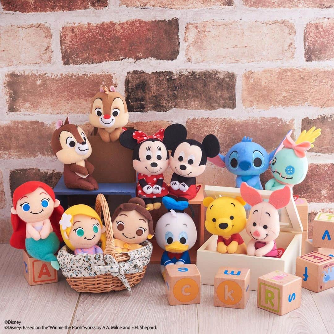 のインスタグラム：「#20200323 * ちょっこりさんが持ちはこびしやすいサイズでリニューアルするよ♡ * 4月下旬発売予定。 * 持ち運びやすいかわいいサイズだからみんな集めたくなっちゃうね！ * #ちょっこりさん #ディズニー#ディズニーグッズ #ぬい撮り#ぬいぐるみ #chokkorisan#disney #takaratomyarts #ぬいぐるみと撮り隊 #disney写真部 #ディズニーグッズ #ちょっこりさん好きな人とつながりたい  #ちょっこりさんリニューアル #ちょっこりさんディズニー」