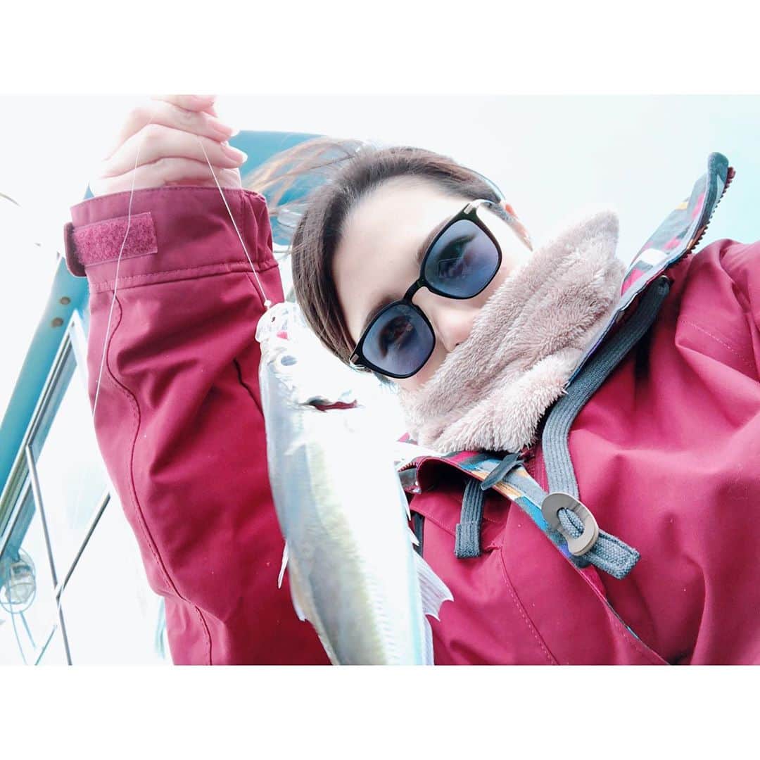 福咲れんさんのインスタグラム写真 - (福咲れんInstagram)「久しぶりに1人で釣り！ 風強かったけど、お天気良くて暖かかったなー♪  春用のかわいいウェアたくさんほしい🥺  釣果は29匹！ . . . #釣り #釣りガール #fishing #アジ #鯵 #海釣り #サビキ釣り #東京湾 #tsurijoy #釣り好きな人と繋がりたい #釣り女子 #釣り好き #釣ったら食べる #DAIWA #ダイワ #shimano #釣果 #横浜」3月23日 19時17分 - renren108