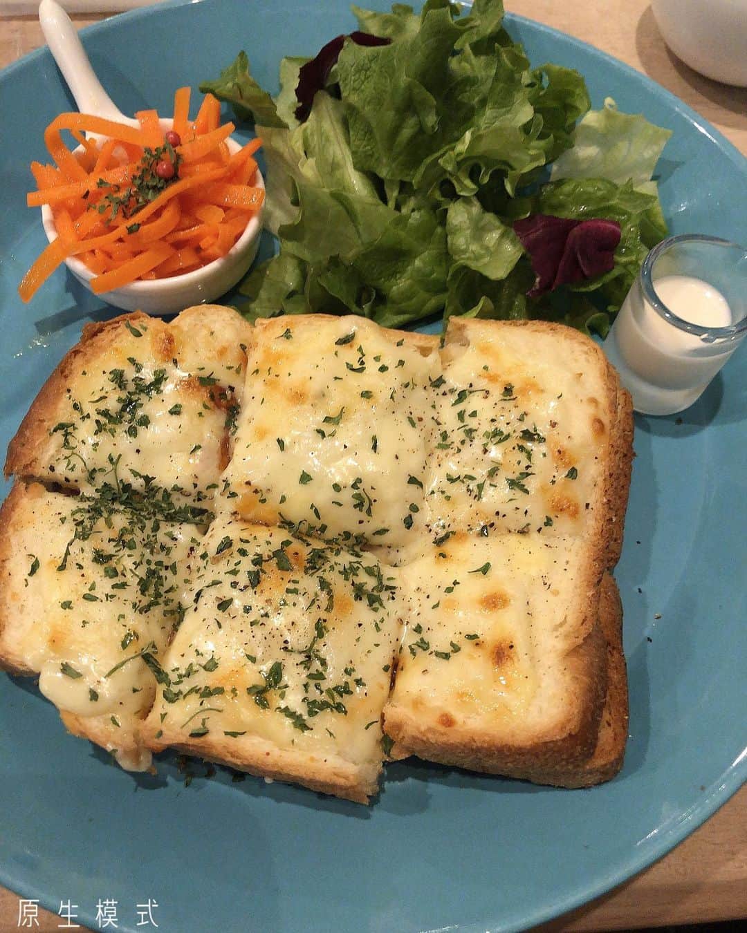 高橋沙弥華のインスタグラム：「クロックムッシュ💓  カフェご飯好き❤  #クロックムッシュ #ハムチーズ #カフェご飯 #cafe #café #にんじんしりしり #ラペ #今週も頑張ろう #コロナに負けるな #手洗いうがい #体調管理 #花粉症」