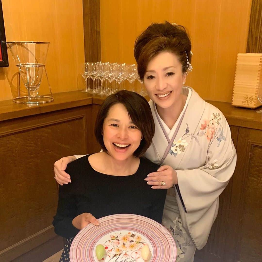 王理惠のインスタグラム：「幸さんと久しぶりのデートは大好きなシェイノ✨お料理、サービス、雰囲気全てがエレガント🌹なのに居心地がよすぎるー🥰🥰🥰幸さん、また来週ね😁」