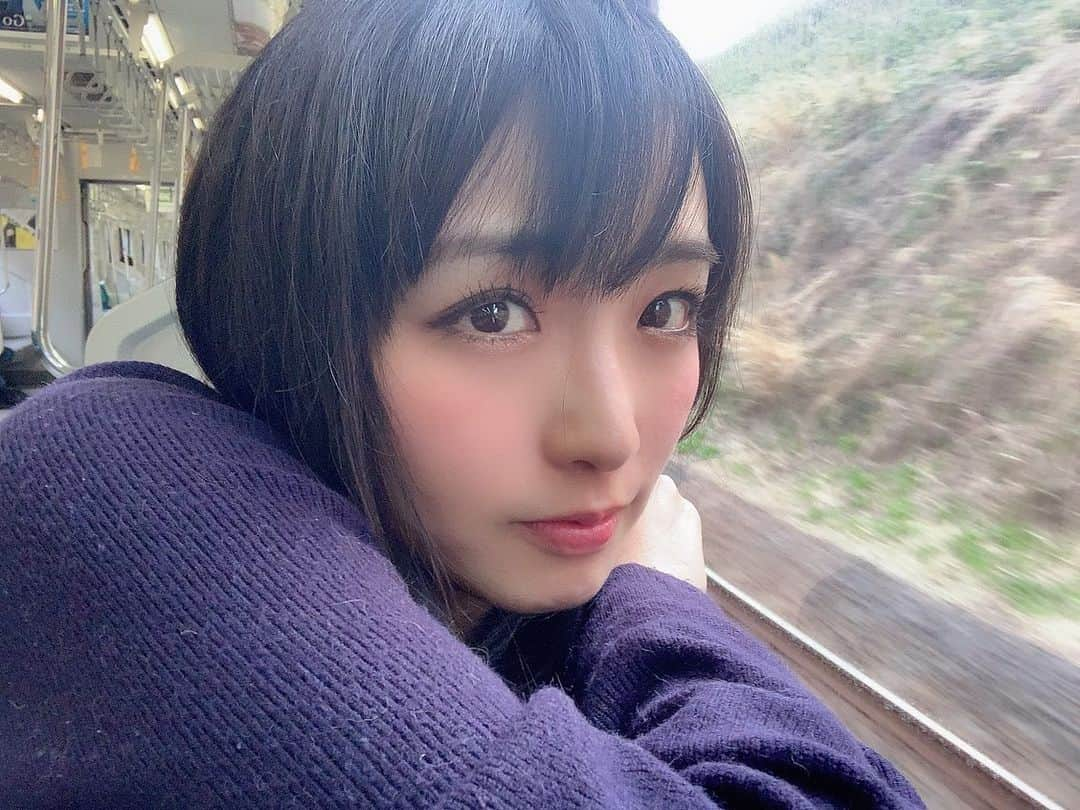 伊藤桃さんのインスタグラム写真 - (伊藤桃Instagram)「春の#青春18きっぷの旅 第1日目は✨ 3/14に全線復旧したばかりの#常磐線 にのって！ 復旧区間の全駅下車をしてきました´`*🙌 常磐線に乗ること自体が実はとても久々。 復旧区間は全駅おりたい。 でもせっかくなら普通列車も特急ものりたい·····ということでそんなあなたにオススメな行程でもあります(-⊡ω⊡) 🌸 まずは6:04上野発の列車からスタート！ こんな朝早くてもさすが常磐線、多くの通勤客で賑わっていました。 少しずつ郊外にかわりゆく景色をみながら····· 8:00、水戸駅到着です！ 🌸 2枚目: 水戸駅では停車時間が18分あるので、ここで朝駅そば🍜 5.6番ホームにある「のぼりそば」さん🥺 3枚目: 我孫子駅ならぬ、唐揚げそば が人気だそうですが朝から唐揚げというよりも やはりここは、水戸といえば！な納豆そばに(❁´ω`❁) 優しいおじいさん店主がお店を切り盛りしてました。 納豆とおそば、意外な組み合わせだけどなかなかあう！ おいしかったですー(❁´ω`❁) 4枚目: すでに水戸駅からお祝いムード✨ 🌸 5、6枚目: 水戸駅からいわき駅まではE501系✨ 少しただようレトロ感が旅情あってよきよきです^^* 🌸 7枚目: 日立駅に積まれるコンテナにたかまってみたり。 8枚目: 日立駅をすぎると見えてくる日立工場の迫力にわくわくしたり。 9枚目: 高萩駅近くでみえてきた太平洋や 10枚目: 南中郷駅ホームにあった日暮里から167kmというポストに旅をかんじたり。 久々の鉄道旅にすっかり浮かれていました´`* この景色、こんな当たり前の旅の景色が帰る時にはまた違って見えたのが今回の旅でした。 さくさくと更新頑張るのでコメントとかいいねもらえたら喜びます！(❁´ω`❁) つづくぅー🥺 #常磐線全線運転再開  #常磐線全線開通  #18きっぷの旅  #青春18きっぷ一人旅  #青春18きっぷ  #japan_of_insta」3月23日 19時25分 - itomomo_tetsu