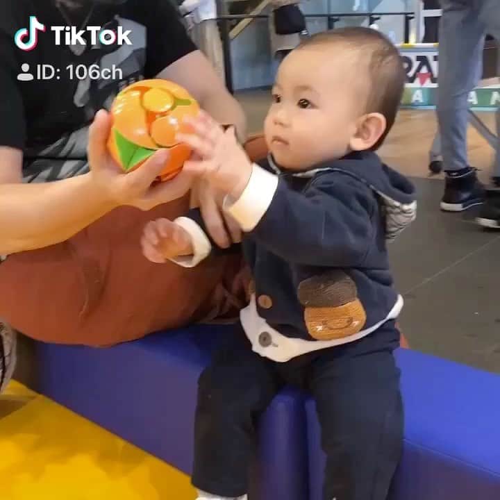 成田童夢のインスタグラム：「色んなボールで遊んでみた(*ˊ˘ˋ*)｡♪:*° https://vt.tiktok.com/6tp8vu/  #ラングスジャパン #スイッチピッチ  #オリーボール #フラットボール #スフィアボール #今日の童夢さん #日常vlog #子供のいる暮らし #赤ちゃんのいる生活」