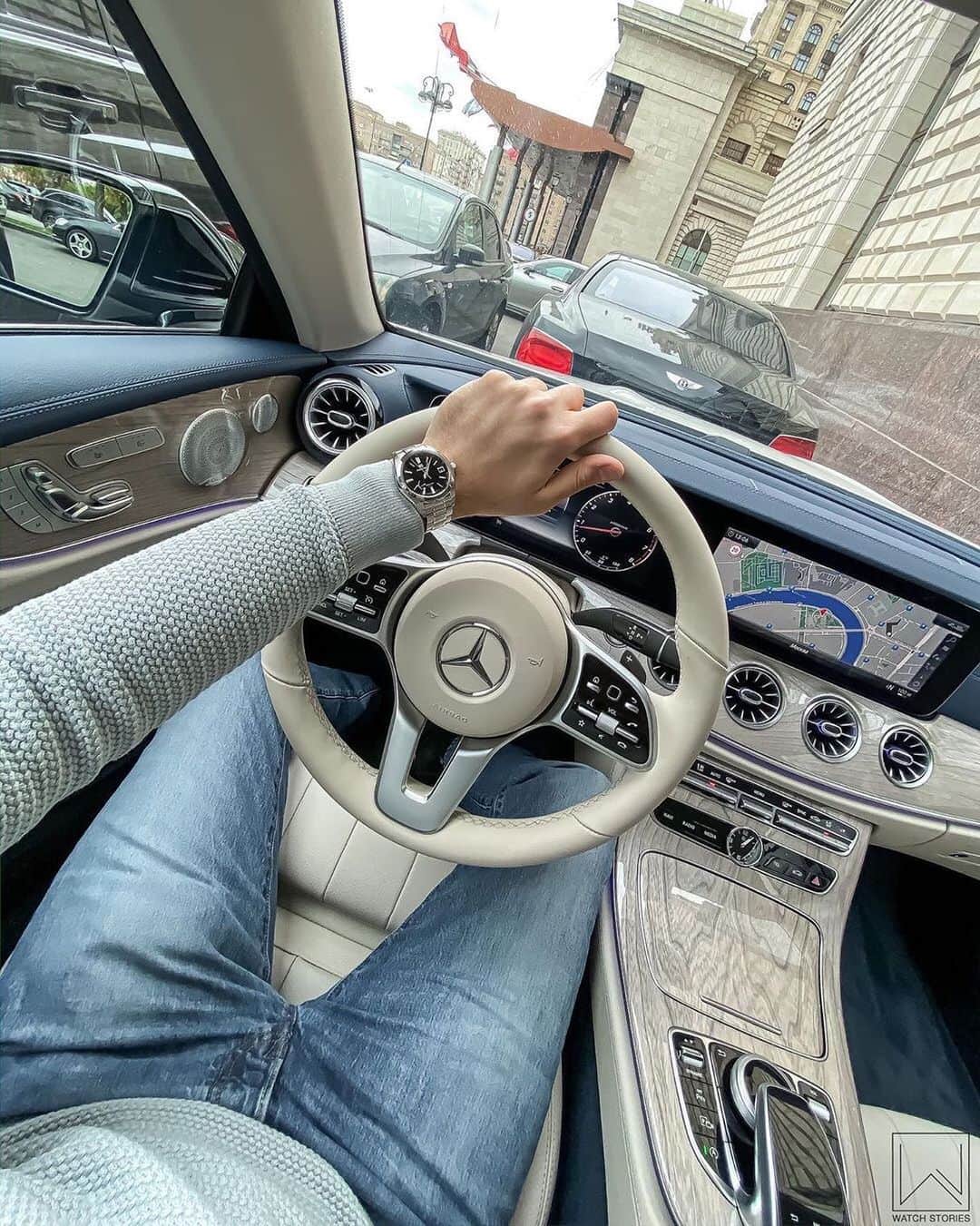 Daily Watchさんのインスタグラム写真 - (Daily WatchInstagram)「Can you name the watch? 🔍 That Mercedes interior is so sick 🔥 Photo by @watchstories」3月23日 19時20分 - dailywatch