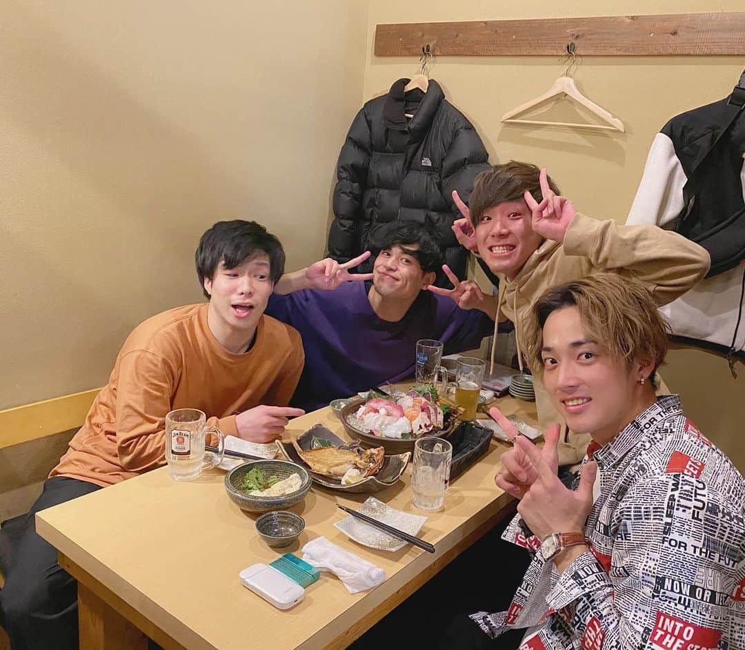 のインスタグラム：「レジスタンスさんとの呑み♡ え？？クッソ楽しかったて‼️ ヤバイ笑笑 まじで楽しすぎた😂♪ ・ 話していっぱい刺激受けたし頑張ろ思ったけどそれ以上に盛り上がり過ぎたw ・ にしても最高な時間ありがとうございました＆ご馳走さまでした😋 ・ また行きましょーぅ😇😇😇」
