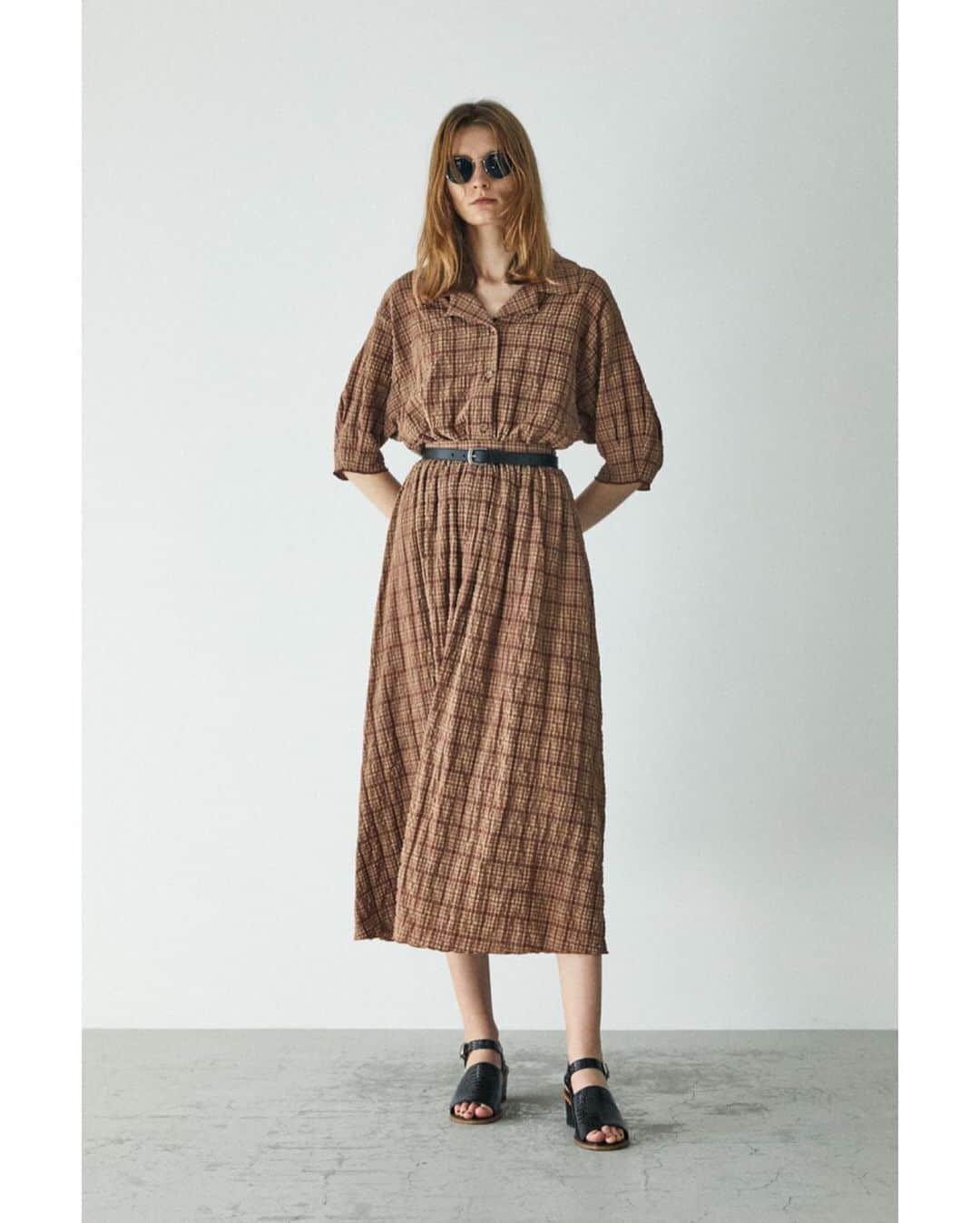 のインスタグラム：「MOUSSY 2020 March LOOK BOOK ----------------------------------- LOOK-1 ・EMBOSSED STRAP SANDALS(010DSH52-0780) ・BASIC LEATHER BELT(010DSH50-1440) ・RETRO TEADROP EYEWEAR(010DSH53-1810) 全国のMOUSSY店舗・SHEL'TTER WEB STOREにて発売中。 ㅤㅤㅤㅤㅤㅤㅤㅤㅤㅤㅤㅤㅤ ・SUCKER CHECK LOOSE SHIRT(010DSH30-0630) ・SUCKER CHECK SKIRT(010DSH30-0640) SHEL'TTER WEB STOREにて先行予約販売中。 全国のMOUSSY店舗では4月10日(金)より発売予定。 ----------------------------------- LOOK-2 ・LIGHT SINGLE JACKET(010DSH30-0720) ・LOOSE TAPERED PANTS(010DSH30-0730) SHEL'TTER WEB STOREにて先行予約販売中。 全国のMOUSSY店舗では3月27日(金)より発売予定。 ㅤㅤㅤㅤㅤㅤㅤㅤㅤㅤㅤㅤㅤ ・EMBOSSED STRAP SANDALS(010DSH52-0780) ・EAR CUFF LIKE EARRING(010DST50-0560) 全国のMOUSSY店舗・SHEL'TTER WEB STOREにて発売中。 ㅤㅤㅤㅤㅤㅤㅤㅤㅤㅤㅤㅤㅤ ・JUTE CLUTCH BAG(010DSH51-1880) SHEL'TTER WEB STOREにて先行予約販売中。 全国のMOUSSY店舗では4月上旬頃より発売予定。 ----------------------------------- #MOUSSY ※配送状況により店舗発売日が変更、また、SHEL'TTER WEB STOREにて予約販売を行っていた商品につきまして予定通りにお届けできない場合がございます。 予めご了承くださいませ。」