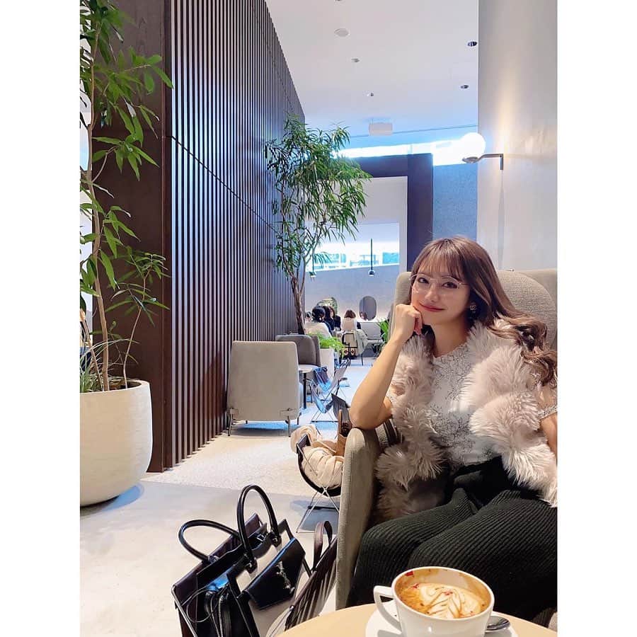 RIKAのインスタグラム：「久しぶりにお出かけ🐰🤎﻿ 新しいcafe、日差しとか暖かさに春を感じられて、天井が高くて気持ちいい🤓☕︎ 代官山、なかなか行かないけど素敵なところ🧚🏻﻿ ﻿ 海外にまったく行けないから、これを機に日本を楽しもうYEARかなぁ。。寂しいけど、去年行きまくっておいてよかった…😨」