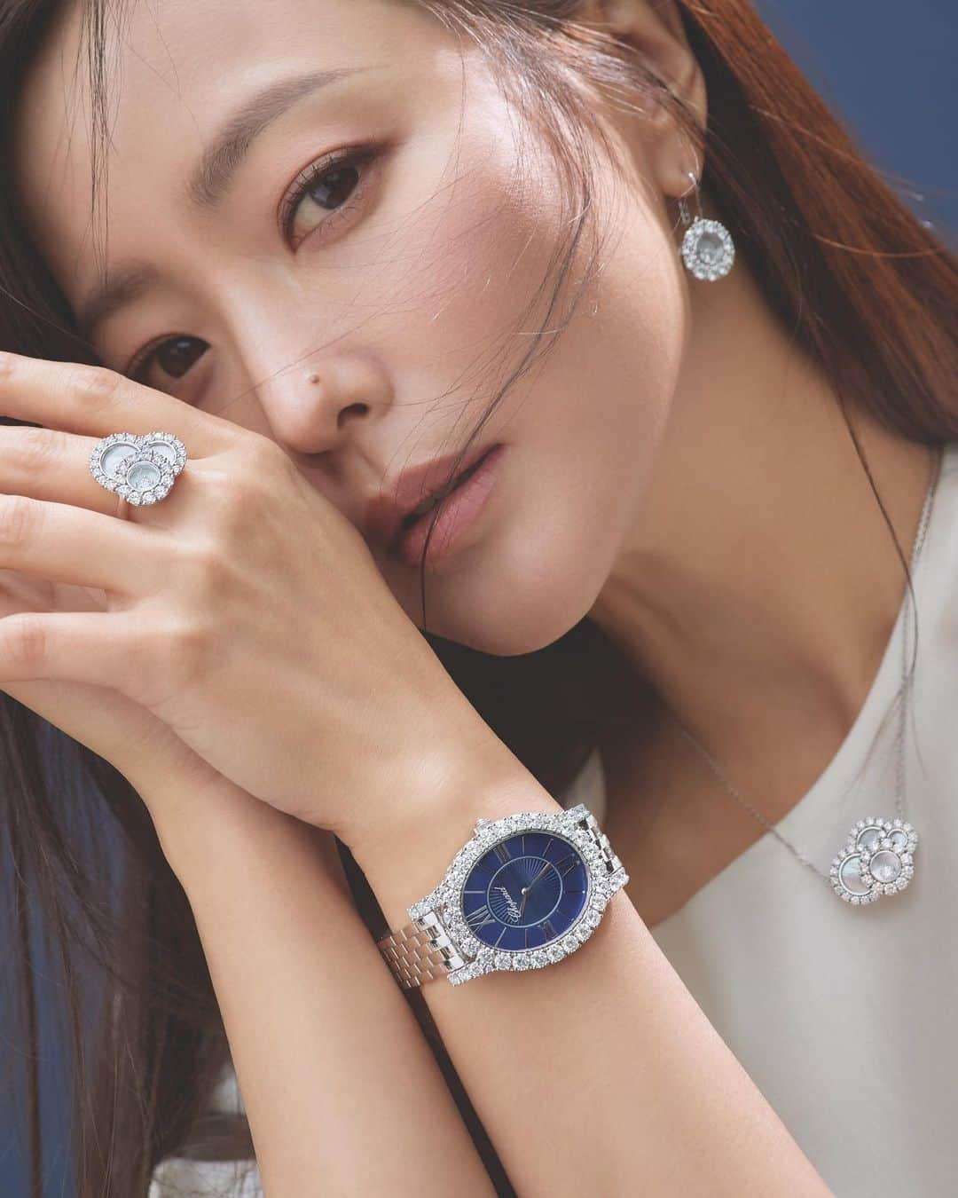 キム・ヒソンさんのインスタグラム写真 - (キム・ヒソンInstagram)「hello spring🦋 with #chopard 💎  ELLE KOREA 2020,April」3月23日 19時51分 - lovely.katie.k