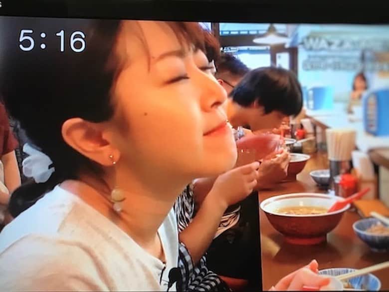 女子アナ47のインスタグラム：「愛媛県と宮城県でキャスター・リポーターを務めていた野村沙綾アナウンサーが 「アナウンサーの仕事」、特に「食リポ」についてご紹介します。 「食リポ」は味を説明すればＯＫという訳ではありません。 美味しい！という‘リアクション’や‘話す順番’も重要なのです！  もっと詳しい内容はプロフィールのＵＲＬから「４７発信プロジェクト」をご覧ください！  #女子アナ４７　#女子アナ47 #47発信プロジェクト　＃アナウンサー　#フリーアナウンサー　#女子アナ　#地方創生　#地方創生アナウンサー　#司会者　#食レポ　#リポーター　#伝え方　#アナウンサーのお仕事　#アナウンサー志望　#アナウンサー受験　#食リポの極意」