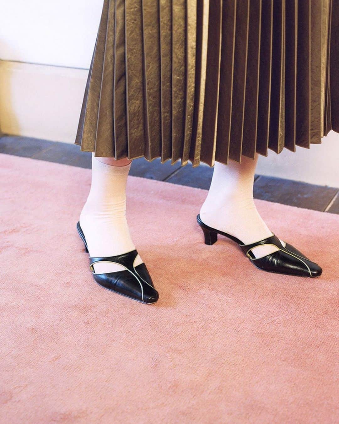ginza magazineさんのインスタグラム写真 - (ginza magazineInstagram)「私のオールタイム・ブラックシューズ！⠀ 季節を問わずヘビロテ間違いなしの黒いシューズ。⠀ ブーツやサンダルを軸に、時に素足で、時にソックスで足元のスタイリングも自由自在。⠀ 黒靴のデザイン豊富な〈UNTISHOLD〉でマイ・スタンダードを見つけよう。⠀ @untishold_official⠀ ⠀ #UNTISHOLD #アンチショルド #blackshoes #ブラックシューズ」3月23日 20時00分 - ginzamagazine