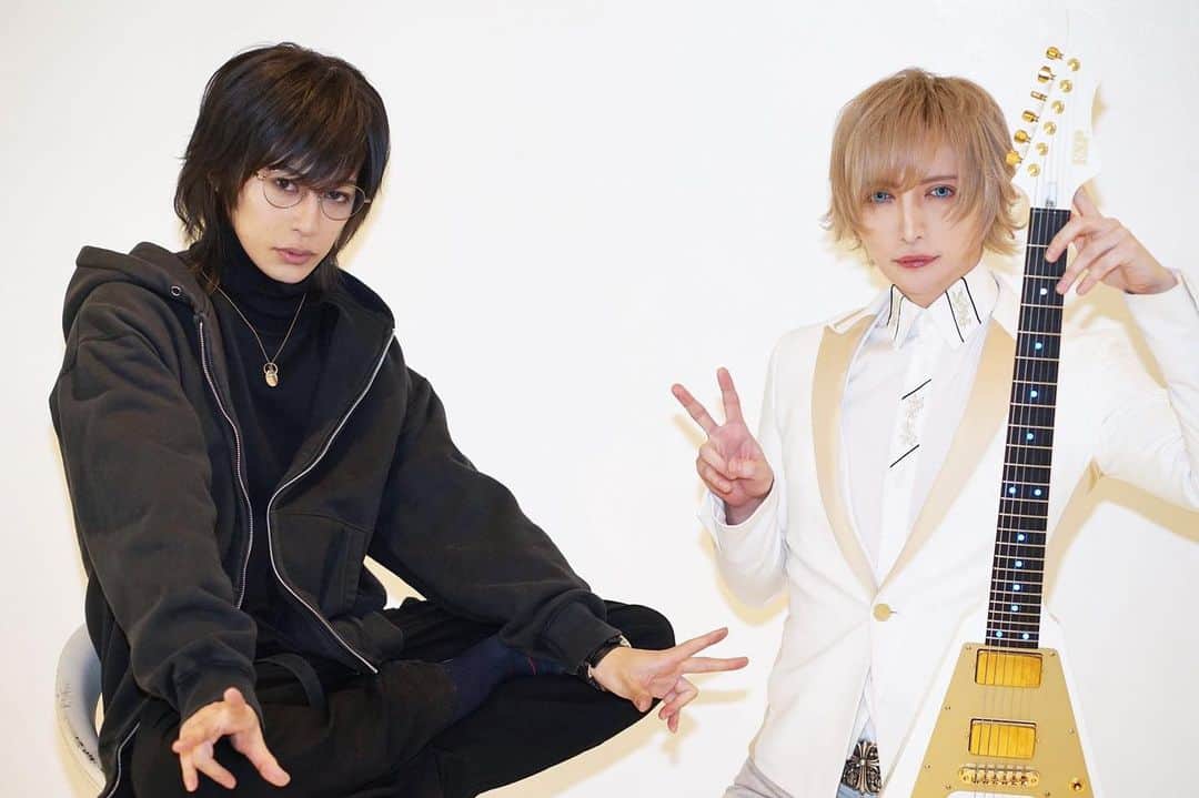 MiA のインスタグラム：「‪SHINさんとコラボ撮影してきました⚜️‬ ‪さてなにをやったでしょうか？‬」