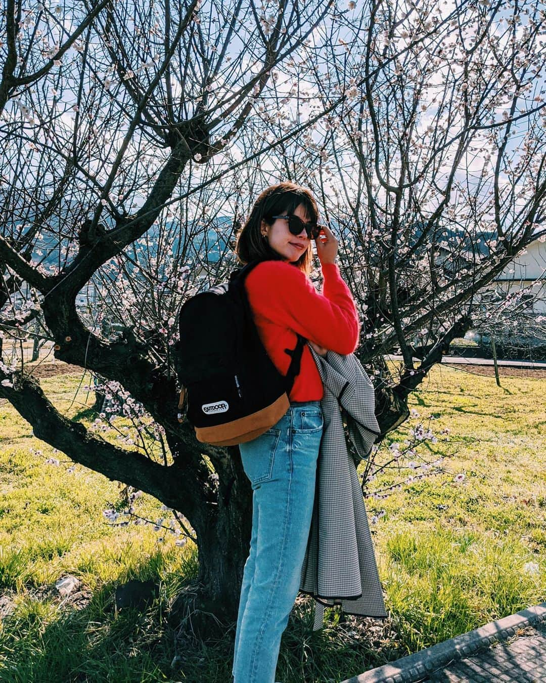 Satomi Biancaさんのインスタグラム写真 - (Satomi BiancaInstagram)「🌸💐🌷 ・ ・ 長野の実家に来てます🌲 ・ 大掃除をしたり、 畑の手伝いをしたり 木を整えたり、 普段アクティブに出かけちゃって 全然出来て無かったお手伝いを沢山できた✌🏼✨ ・ ・ 春めいてきて嬉しいなあ🌸 ・ ・ @outdoorproducts_jp のリュックはハイキングや小旅行にもピッタリでよく使ってるよ🥰♥️ ・ 色バリも豊富💜💛💚 ・ ・ #アウトドアプロダクツ #定番リュック #リュックコーデ #452U #PR」3月23日 20時01分 - satobyyyy