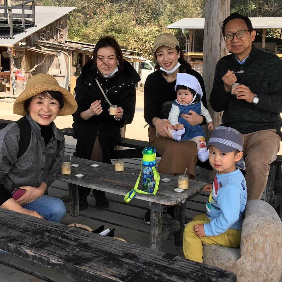 珠華ゆふさんのインスタグラム写真 - (珠華ゆふInstagram)「三連休にパパとねぇね(伯母さん)が遊びにきてました^_^ 糸島をドライブして観光♪ ねぇねは初めての糸島気に入ってくれてゴールデンウィークあたりにまたパパと来てくれる予定😆 パパとねぇねはじゅんじゅんと沢山遊んでくれるので、帰ってしまって今朝からずーーーっと遊ぼ遊ぼ言ってるじゅんじゅん笑 じゅんじゅんに振り回され、和華ちゃんに癒されて生活してます😂 でも2人とも元気で何より⭐️ ①②またいちの塩プリン食べてみんなでパシャリ ③ふざけて歌うじゅんじゅん ④みんなに囲まれて嬉しい和華ちゃん ⑤💩中 ⑥パパの小さい時。和華ちゃんは私似だと思ってたのに、まさかのパパに激似😳 ⑦久しぶりの再開😊」3月23日 19時57分 - yufu_tamahana