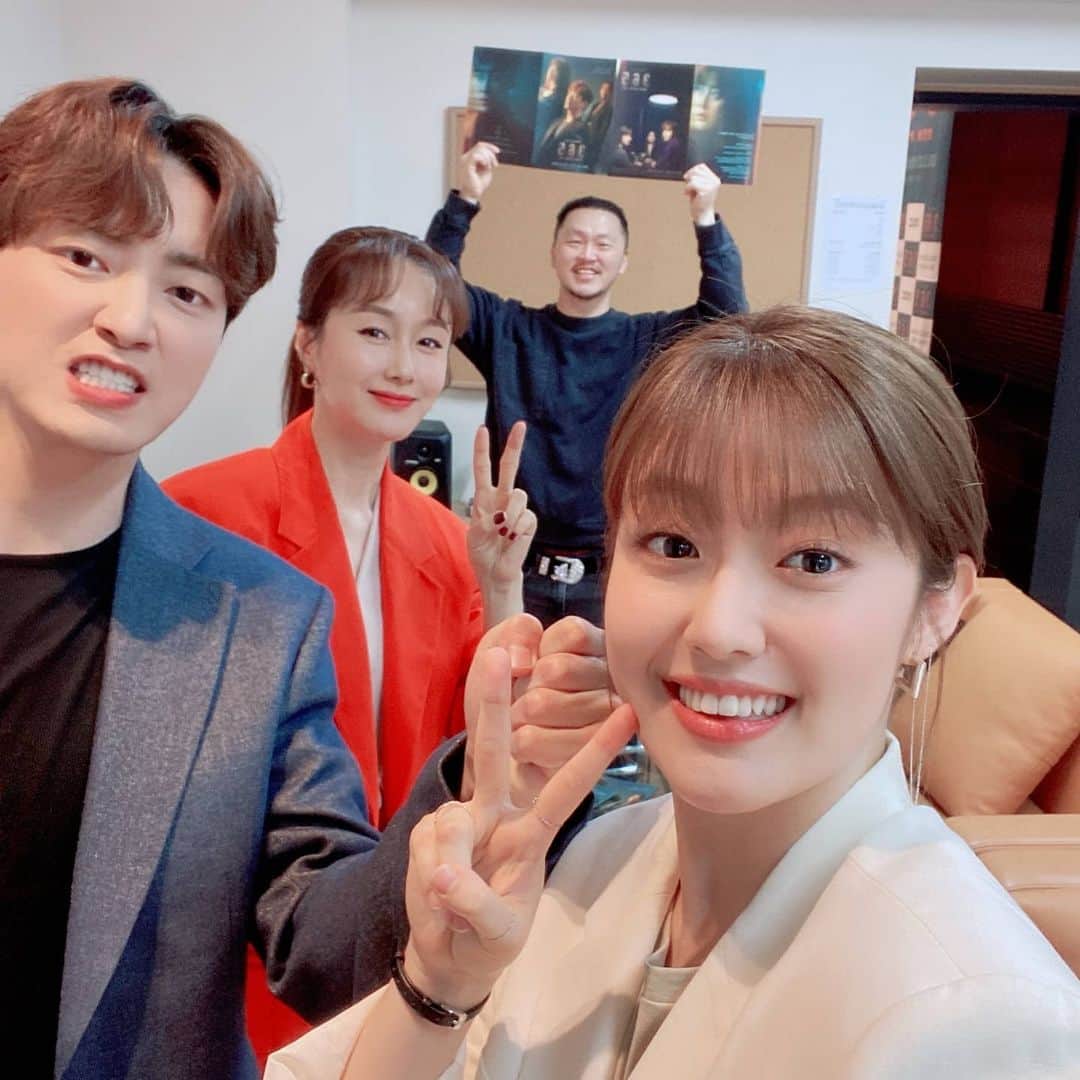 キム・ジスのインスタグラム：「무대 올라가기전 분장실에서.. 예쁜 지현이 멋진 준혁이 스웩넘치는 동근이~ #이준혁 #남지현 #양동근 #365 #365운명을거스르는1년」