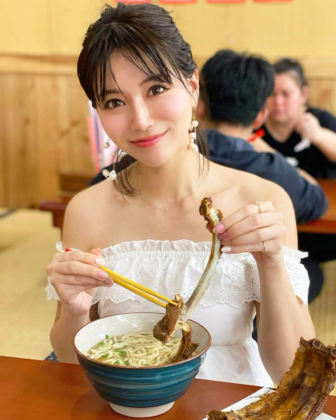 石井里奈さんのインスタグラム写真 - (石井里奈Instagram)「こんばんは🤤 . 今夜もりなログ@沖縄編🌺 . 今回私史上歴代No.1の沖縄そばに出会いました🥺🍜 . なかま食堂の特大スペアリブ沖縄ソーキそば💕✨🍖 . 知る人ぞ知る名店！本当素朴なお店なんだけど最高の味🥺🥺お肉も大きくてよく味が染みてて柔らかくて本当美味しかったなぁ🤤🍜 絶対また沖縄きたら食べいきたいです！✨ . 今夜は仲良しメンバーでサウナに🧖‍♀️ 最近サウナハマり中🥺✨ . あと先日広告撮影させていただいた @greeus.cbd のインスタアカウントができました✨今なら今月末までプロテイン半額みたいです💕 写真も随時更新予定なので見てみてくださいね✨ . 今日もお疲れ様でした❤️ . #沖縄 #okinawa #沖縄グルメ #グルメ #沖縄そば #沖縄旅行 #そば #スペアリブ #肉 #焼肉 #yakiniku #肉好き #国内旅行 #旅行 #旅行好き #グルメ旅 #りなまるグルメ #沖縄料理 #リゾート #resort #travel #トラベル #海 #sea #noodles #ramen #ラーメン #ラーメン部 #visitjapan #japanesefood」3月23日 20時09分 - ri7tin1025