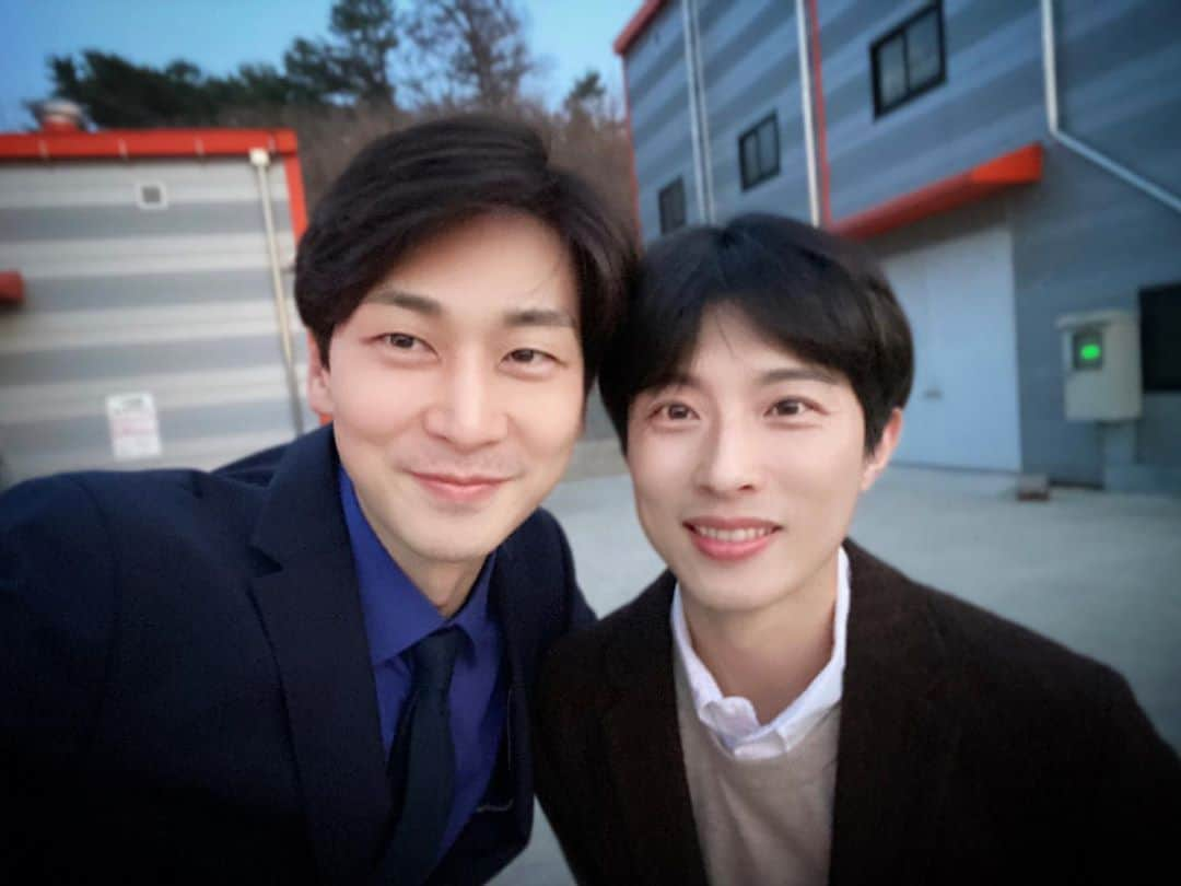 シム・ジホさんのインスタグラム写真 - (シム・ジホInstagram)「. 살아서 다시 만난 남동우 기자~ㅋㅋ 오랜만에 보니 엄청 반갑네 지규형~ 참으로 동안이야 이 형은 ㅋㅋ . #꽃길만걸어요 #KBS1TV #아침아니야 #저녁일일연속극 #월화수목금 #저녁8시30분」3月23日 20時03分 - pickybonbon