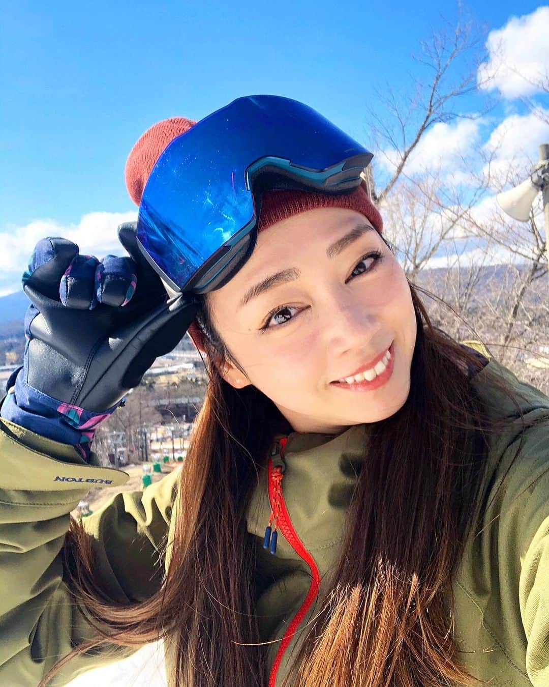 石田美奈子のインスタグラム：「𝘀𝗻𝗼𝘄𝗯𝗼𝗮𝗿𝗱🏂💙 . 三連休の初日は#スノーボード へ❄️ . 2月から急にハマったスノーボードは2〜3月で計5回行きました😊✨ 短期間でたくさん行っているので、わりと上達した気がする♫ 今シーズンは今回が最後かなぁ💭 もう1回行けたらいいな☺︎ . #軽井沢プリンスホテルスキー場 は新幹線でのアクセスが良くて大好き！♡ ただ、雪がジャリジャリで、激しく転んで膝が真っ青です🤣⚡️ . . 🏂 → #mikako_snowboard . #スノボ女子 #スノボ初心者 #軽井沢プリンスホテルスキー場」