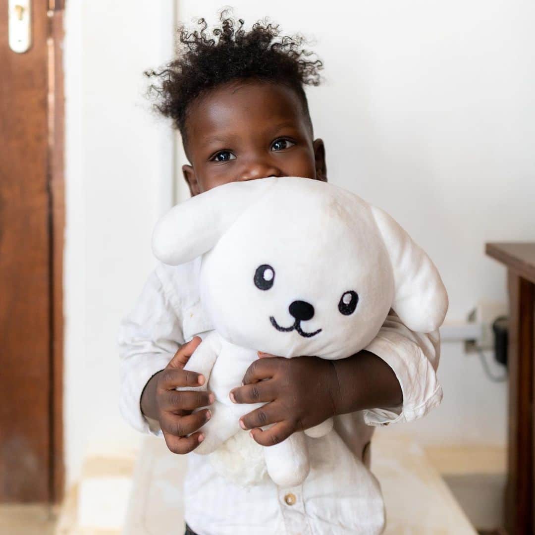 ダスキン ダス犬【公式】さんのインスタグラム写真 - (ダスキン ダス犬【公式】Instagram)「セネガルでお友達ができたよ！ 彼の名前はウバ君1歳。 ウバ君との仲良しフォトは右にスワイプしてね。 #世界一周  #Senegal #friend  #旅人と旅」3月23日 20時12分 - dusken_official