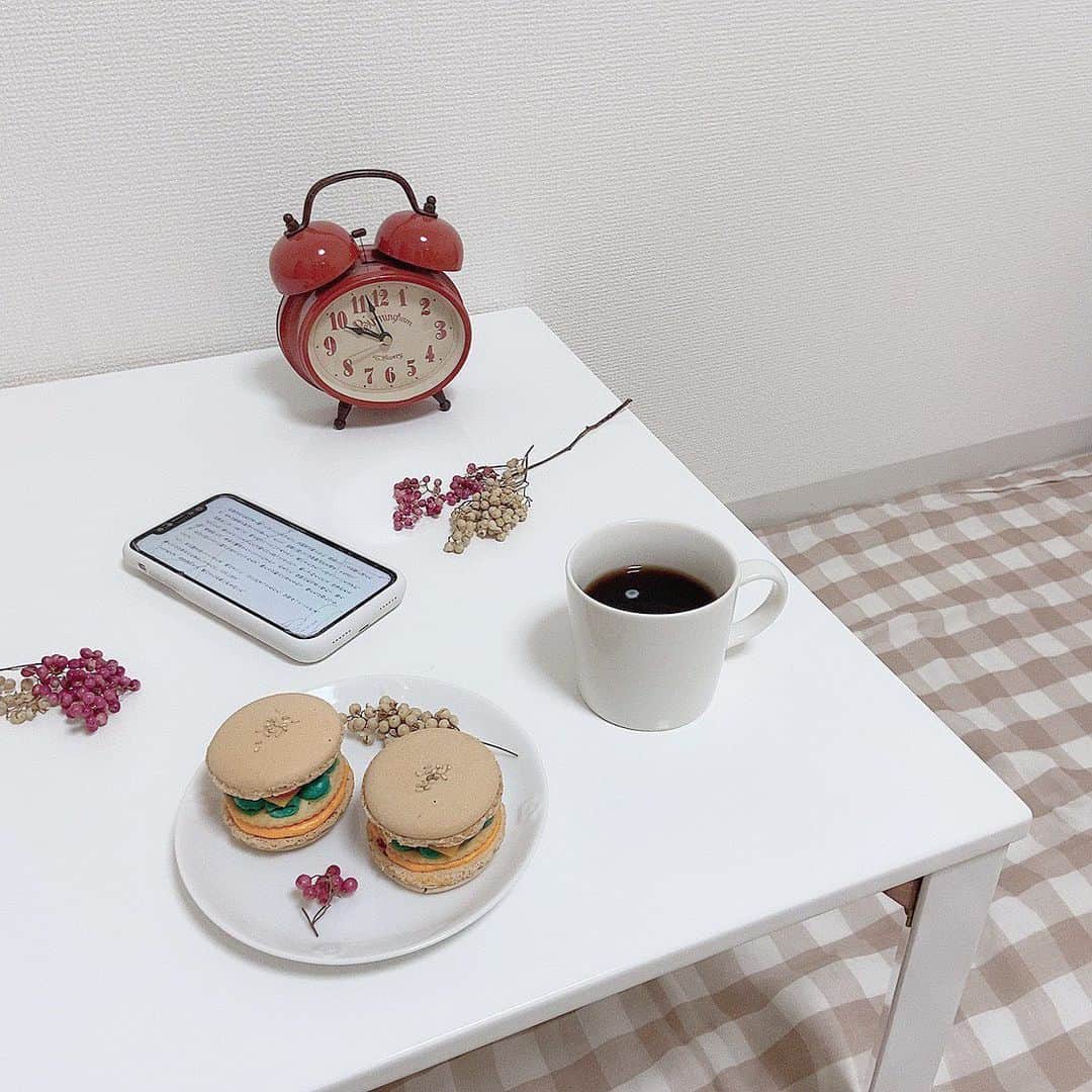 みさねのインスタグラム：「ㅤ コーヒーとマカロンと小説☕️🍔📕 ㅤ おうちカフェしながら本を読むことにはまっとる🧸 ㅤ 最近お外出づらいし物増えんし電子書籍強い！！！！！ ㅤ AmazonのKindleで読んどるよ📚 めっちゃ種類多くて迷う！！新年度に向けて読んだことないジャンルの本を読んでみようと思ってびすこにオススメ聞いて読んどる🥺 ㅤ おすすめの小説あったら教えてね🌸 ㅤㅤ #おうちカフェ #おしゃカフェ #マカロン #Amazon新生活 #AmazonJapan #ad #部屋 #インテリア #ドライフラワーのある暮らし#原宿カフェ #カフェ巡り」