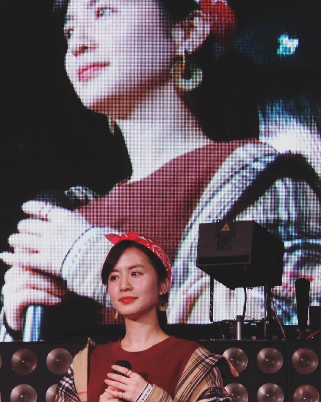 浜田真衣のインスタグラム：「ステージに立って トークをしたり魅せたりすることが こんなに緊張して こんなに楽しくて こんなに感動するなんて 知らなかった🍀  まだまだ自分には知らないことが 経験したことも無いことが たくさんあるから これからも貪欲に楽しみながら 一生を満喫しよう♡  #浜田真衣 #monaカフェ」