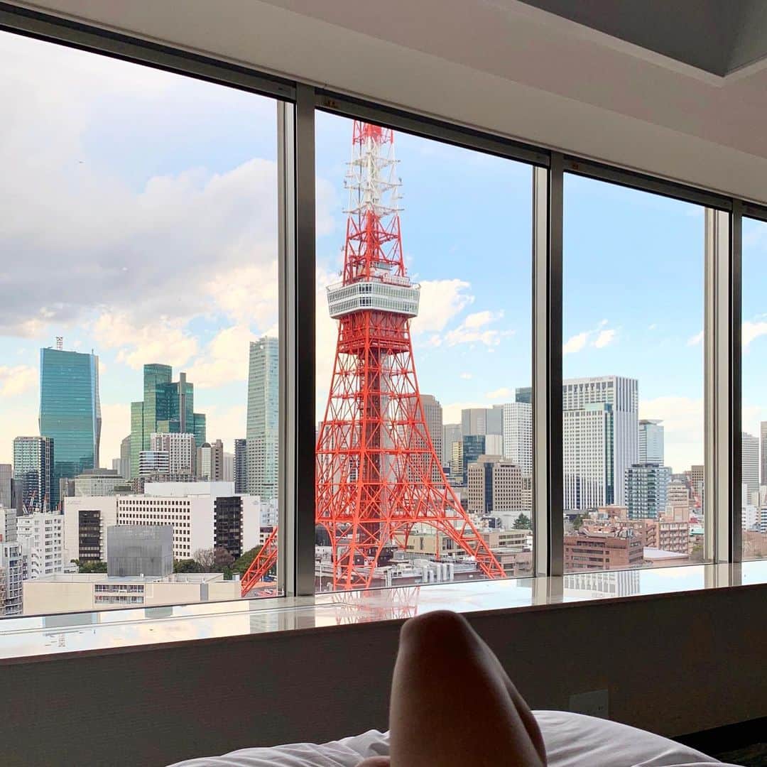古泉千里さんのインスタグラム写真 - (古泉千里Instagram)「朝に見ても、夜に見ても、 晴れの日に見ても、曇りの日に見ても、 雨の日に見ても、 変わらず空を綺麗だなぁ。って思わせる 東京タワーって凄いよね🗼 特に夜の空、雨上がり曇がかった空に オレンジ色の光が広がるあの感じが凄く好き🥰  #お仕事でお邪魔したホテルの目の前が大きすぎる東京タワー #窓を見るたび大興奮 #🗼 #東京タワー　#tokyotower」3月23日 20時28分 - chisamipo1030