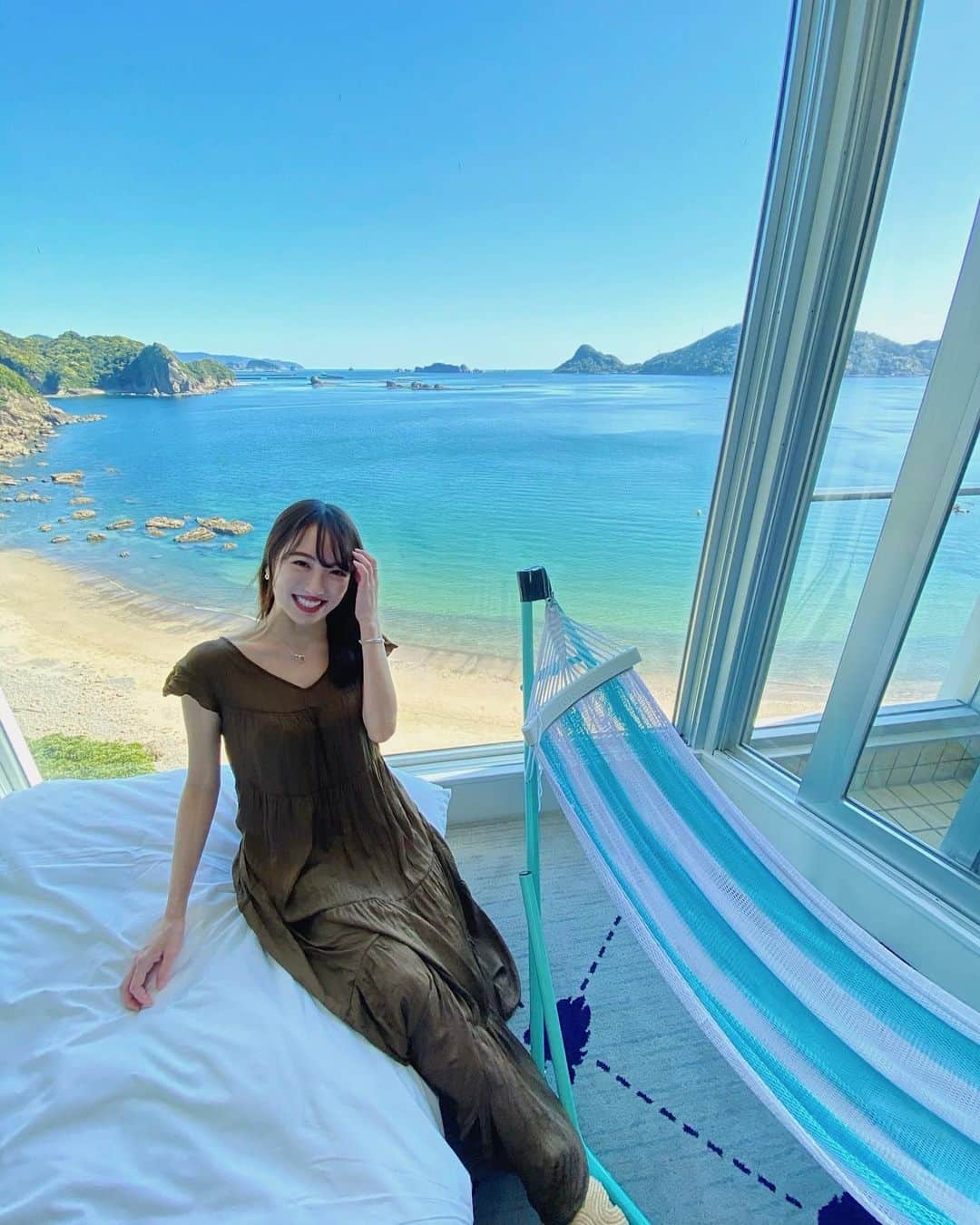 大野真昂のインスタグラム：「☺︎ ・ 宮崎で泊まったホテル✨ ・ ハンモック付きの部屋で 景色も最高だった〜🏝🐚 ・ dress🤎 @to_the_sea_hawaii ・ #resortnista #totheseahawaii  #宮崎 #宮崎旅行 #日南海岸南郷プリンスホテル #海」