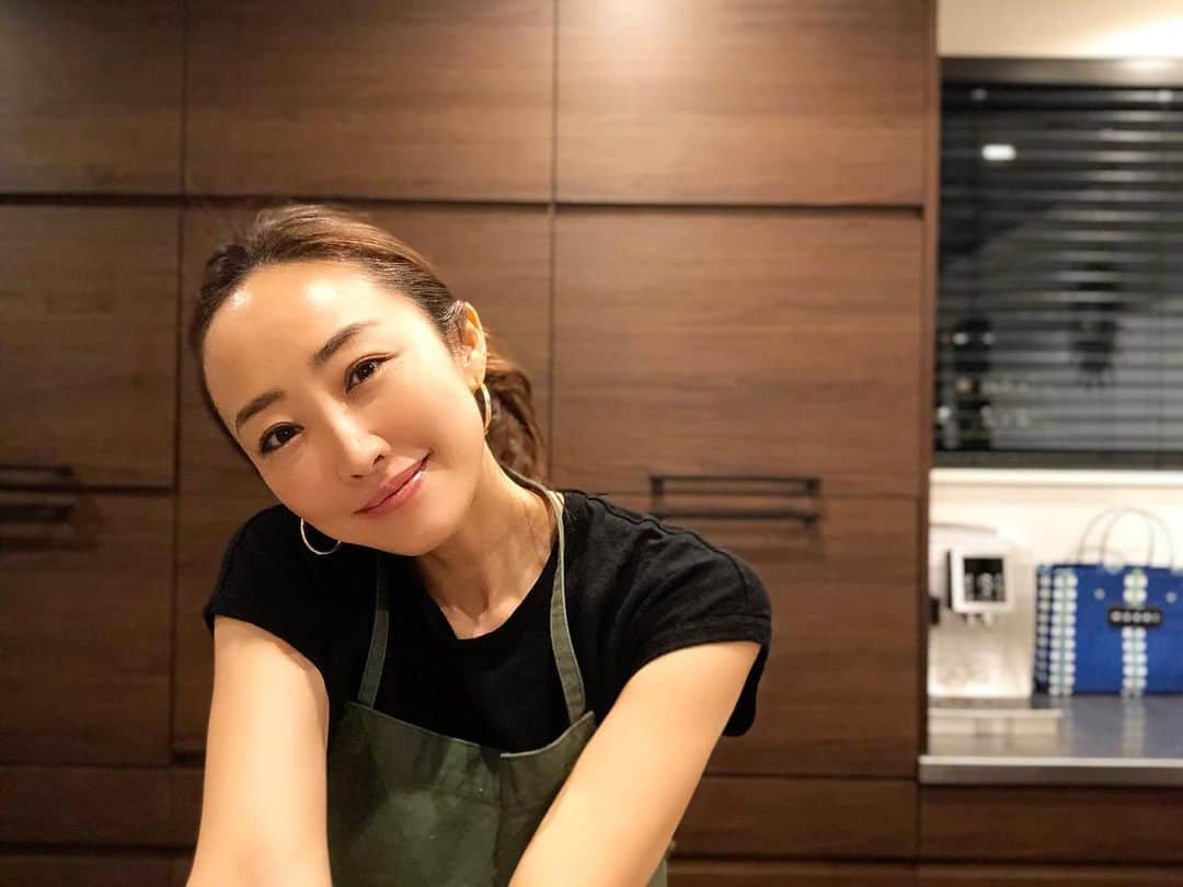 神崎恵さんのインスタグラム写真 - (神崎恵Instagram)「ごはん時間終了！ 今夜は、とりむね肉のグリル、牛肉かいわれ山椒、レタスサラダ、たまごスープ。 ごちそうさまでした🤲✨ 昨日ご紹介した、　#nars のリップ。つけたところを撮ってもらいました🤳 透ける色づきがかわいいんです。 みなさん今夜のご飯は何をたべましたかー？☺️ 今日は、ものすんごいボリュームのスケジュールでした。夜ご飯が終わってなんだか「ほっ🤍」 ごはんはストーリーズにあげてます🍽」3月23日 20時34分 - megumi_kanzaki