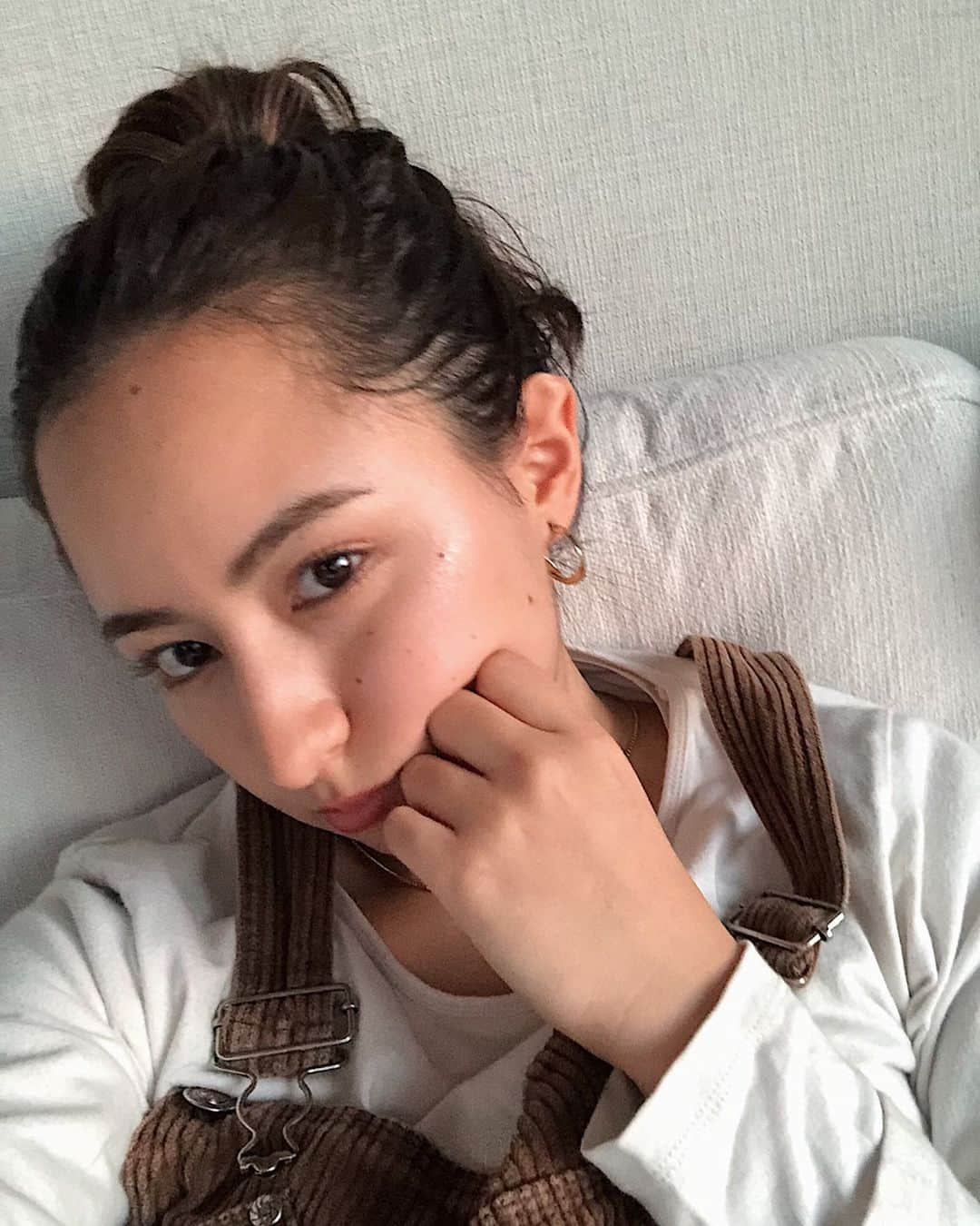 Julia Castroさんのインスタグラム写真 - (Julia CastroInstagram)「画質ちょっと悪目のセルフィー🤳🏻 . #selfie #iphone #spring #fashion #outfit #outfitoftheday #ootd #springfashion #hairstyle #funnyface #makeup #lipcolor #自撮り #画質悪目 #ファッション #春 #春服 #春ファッション #メイク #お団子  #ヘアスタイル #女の子 #julifashion」3月23日 20時43分 - julia.c.0209