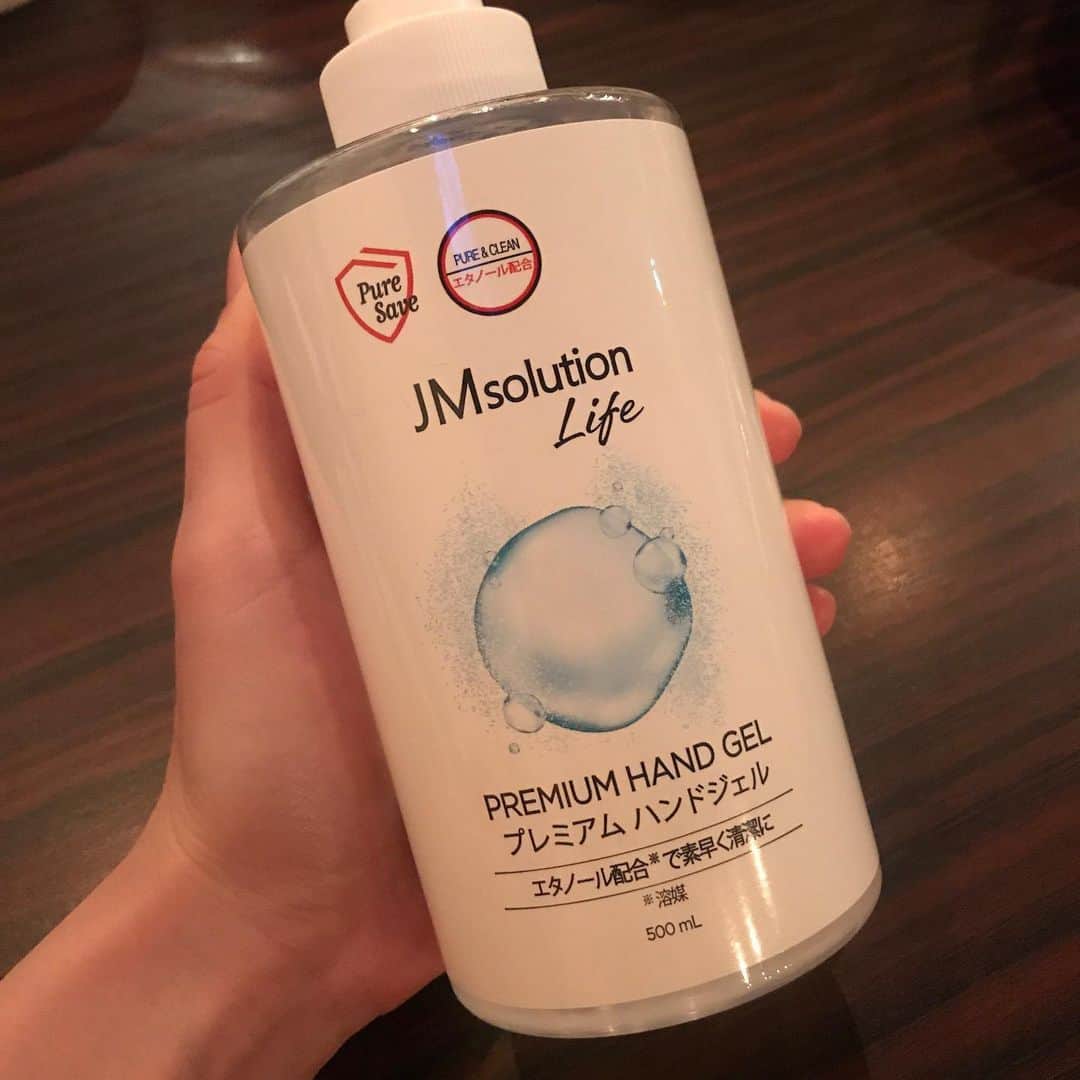 のインスタグラム：「このご時世に、素敵すぎるギフト‼️ これから発売だそうです✌︎ 全国のドラッグストアやスーパーなど色々なところで販売予定！ #ハンドジェル#エタノール配合#抗菌」