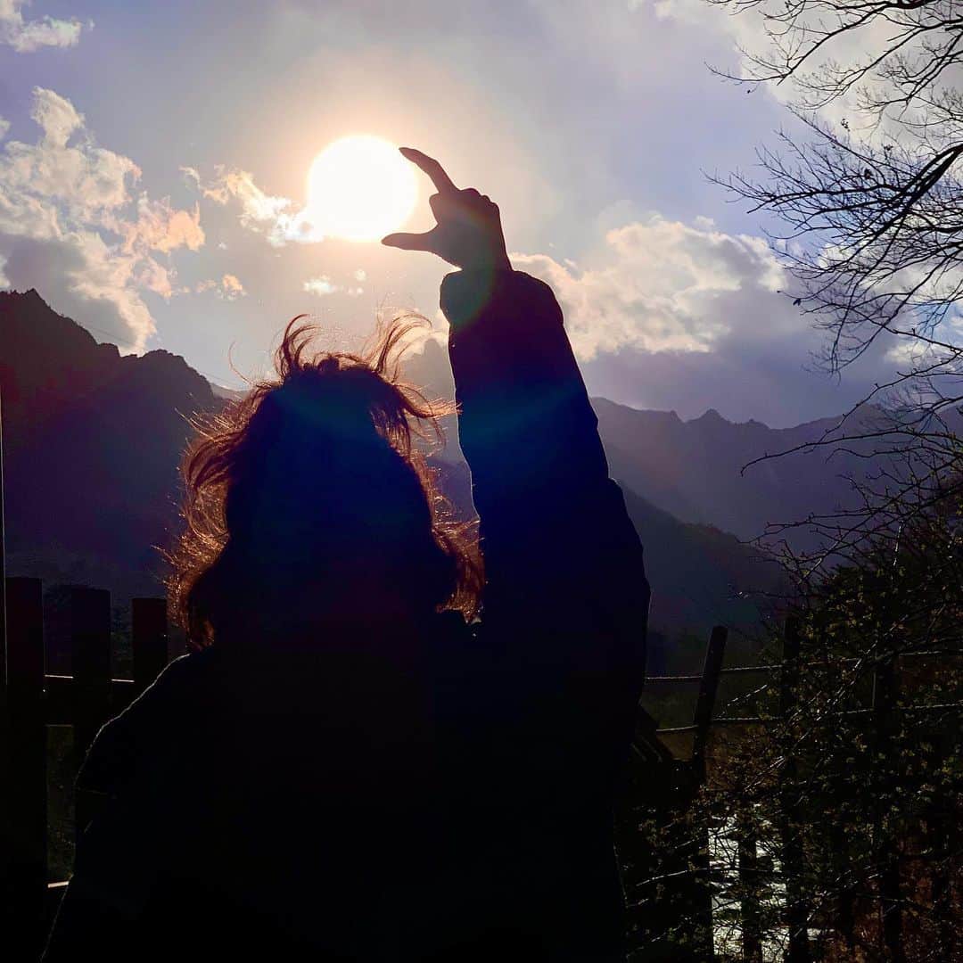 ソヨンのインスタグラム：「Pinching the sun」