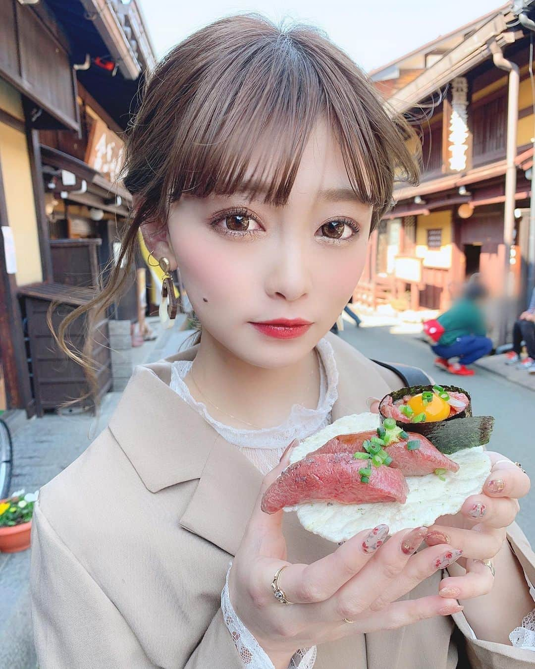 りなてぃさんのインスタグラム写真 - (りなてぃInstagram)「﻿ ﻿ ﻿ ﻿ #りなぐるめ 🍳﻿ ﻿ ﻿ 岐阜県高山市 🚩飛騨高山の古い街並み﻿ ﻿ ﻿ おだんご🍡だったり﻿ こって牛🐄だったり﻿ ラテアート☕️だったり﻿ 日本酒飲み比べ🍶だったり﻿ 抹茶のおしるこ🍵だったり﻿ ﻿ とーーーっても楽しくて﻿ 高山は1泊2日で行ったんだけど﻿ 2日間ともお邪魔した🙈💓﻿ ﻿ 食べ歩きって毎回そのときは﻿ そんなに食べた感じしてないのに﻿ 帰ってきて写真見返してると﻿ こんなに食べたのか😳ってびっくりする←﻿ ﻿ ﻿ 《 三葉 》っていうお店は﻿ 渡した画像をラテにプリントしてくれるの😳﻿ ﻿ わたしは愛犬くーちゃんを🐶﻿ ﻿ ﻿ 抹茶のおしるこも﻿ ほんっとにおいしかった( ⸝⸝⸝⁼̴́◡︎⁼̴̀⸝⸝⸝)♡﻿ ﻿ また高山行くときは行きたいなぁ💓﻿ つぎは抹茶フォンデュを...💓﻿ ﻿ ﻿ ﻿ #ヘアアレンジ #アレンジヘア #編みおろし﻿ #編みおろしアレンジ #こって牛 ﻿ #高山 #高山旅行 #高山カフェ #飛騨高山 ﻿﻿ #おだんごアレンジ #カラコン #アイメイク﻿﻿ #デカ目メイク #ネイル #コスメ #コスメ好き ﻿﻿ #飛騨高山の古い街並み #古い街並み #食べ歩き﻿ ﻿ ﻿ ﻿ コーデの詳細は今日WEARにて🤭💓﻿ ﻿ WEARで【 rinateastyle 】で検索してね🔎﻿ ﻿ ﻿ ﻿ ﻿ ﻿」3月23日 20時39分 - rinatea_25