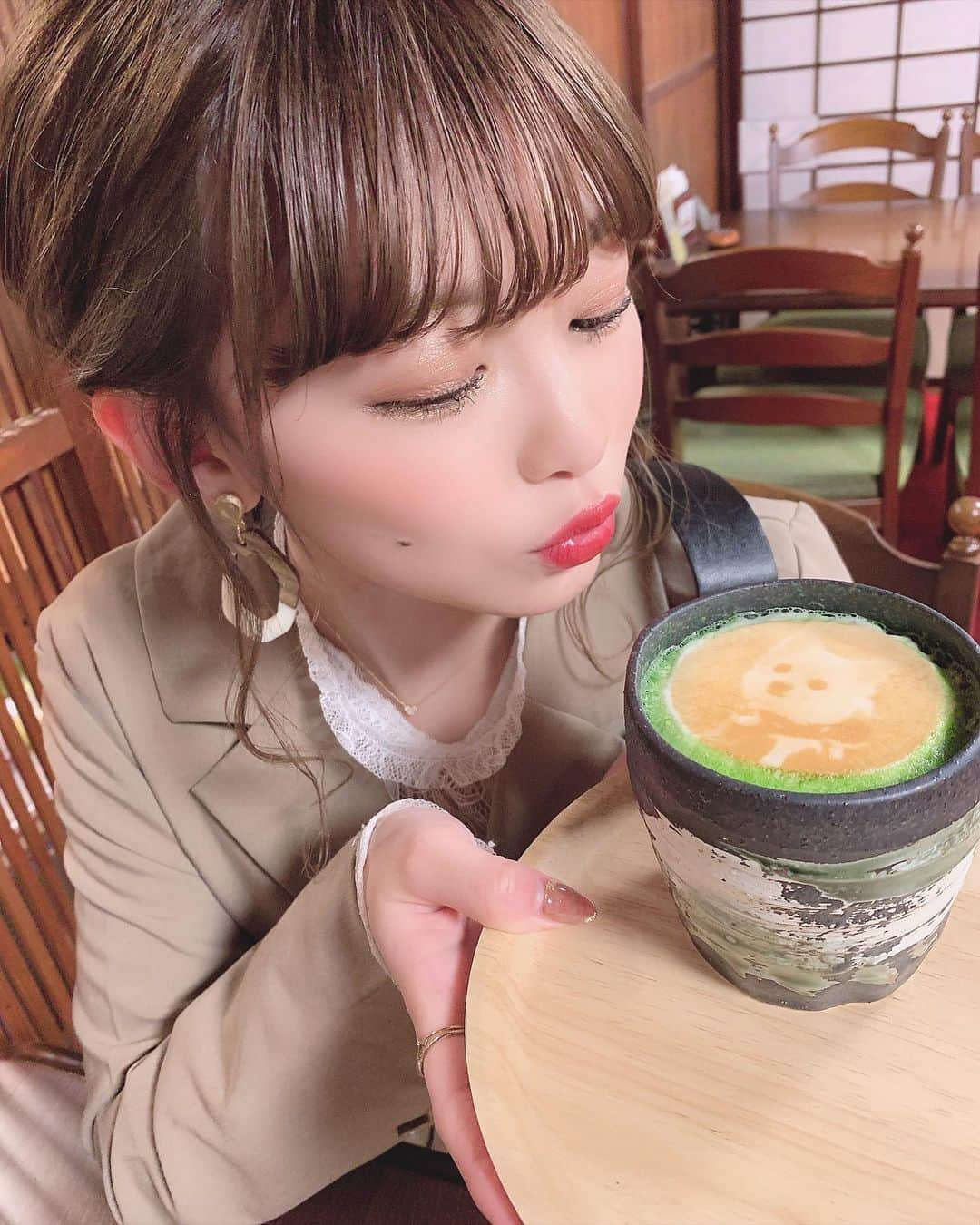 りなてぃさんのインスタグラム写真 - (りなてぃInstagram)「﻿ ﻿ ﻿ ﻿ #りなぐるめ 🍳﻿ ﻿ ﻿ 岐阜県高山市 🚩飛騨高山の古い街並み﻿ ﻿ ﻿ おだんご🍡だったり﻿ こって牛🐄だったり﻿ ラテアート☕️だったり﻿ 日本酒飲み比べ🍶だったり﻿ 抹茶のおしるこ🍵だったり﻿ ﻿ とーーーっても楽しくて﻿ 高山は1泊2日で行ったんだけど﻿ 2日間ともお邪魔した🙈💓﻿ ﻿ 食べ歩きって毎回そのときは﻿ そんなに食べた感じしてないのに﻿ 帰ってきて写真見返してると﻿ こんなに食べたのか😳ってびっくりする←﻿ ﻿ ﻿ 《 三葉 》っていうお店は﻿ 渡した画像をラテにプリントしてくれるの😳﻿ ﻿ わたしは愛犬くーちゃんを🐶﻿ ﻿ ﻿ 抹茶のおしるこも﻿ ほんっとにおいしかった( ⸝⸝⸝⁼̴́◡︎⁼̴̀⸝⸝⸝)♡﻿ ﻿ また高山行くときは行きたいなぁ💓﻿ つぎは抹茶フォンデュを...💓﻿ ﻿ ﻿ ﻿ #ヘアアレンジ #アレンジヘア #編みおろし﻿ #編みおろしアレンジ #こって牛 ﻿ #高山 #高山旅行 #高山カフェ #飛騨高山 ﻿﻿ #おだんごアレンジ #カラコン #アイメイク﻿﻿ #デカ目メイク #ネイル #コスメ #コスメ好き ﻿﻿ #飛騨高山の古い街並み #古い街並み #食べ歩き﻿ ﻿ ﻿ ﻿ コーデの詳細は今日WEARにて🤭💓﻿ ﻿ WEARで【 rinateastyle 】で検索してね🔎﻿ ﻿ ﻿ ﻿ ﻿ ﻿」3月23日 20時39分 - rinatea_25