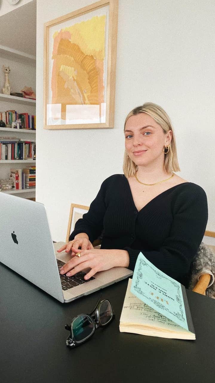 Estée Lalondeのインスタグラム：「Just a quick video to tell you why I like to wear makeup when I work from home! Hope you're all doing well and staying safe and healthy ✨(Gifted products/affiliate links used)  Filmed/Edited by @rebecca.munroe ❤️  jewellery @daisy_jewellery   ————————————————————  PRODUCTS USED:  @demamielskin Daily Hydrating Nectar http://bit.ly/33sqNLH  @glossier Stretch Concealer http://bit.ly/3b6o1OR  @hourglasscosmetics Arch Brow Pencil http://bit.ly/2Qt7KvE  @yslbeauty Couture Brow http://bit.ly/38Wb3Sh  @byterryofficial Powder http://bit.ly/32okTdW  @cledepeaubeaute De Peau Blush http://bit.ly/2U0hZd6  @rmsbeauty Luminizer http://bit.ly/30g9FtE  Eyelash curler http://bit.ly/2IYholQ  @glossier Lash Slick  https://bit.ly/2oiHSrx」