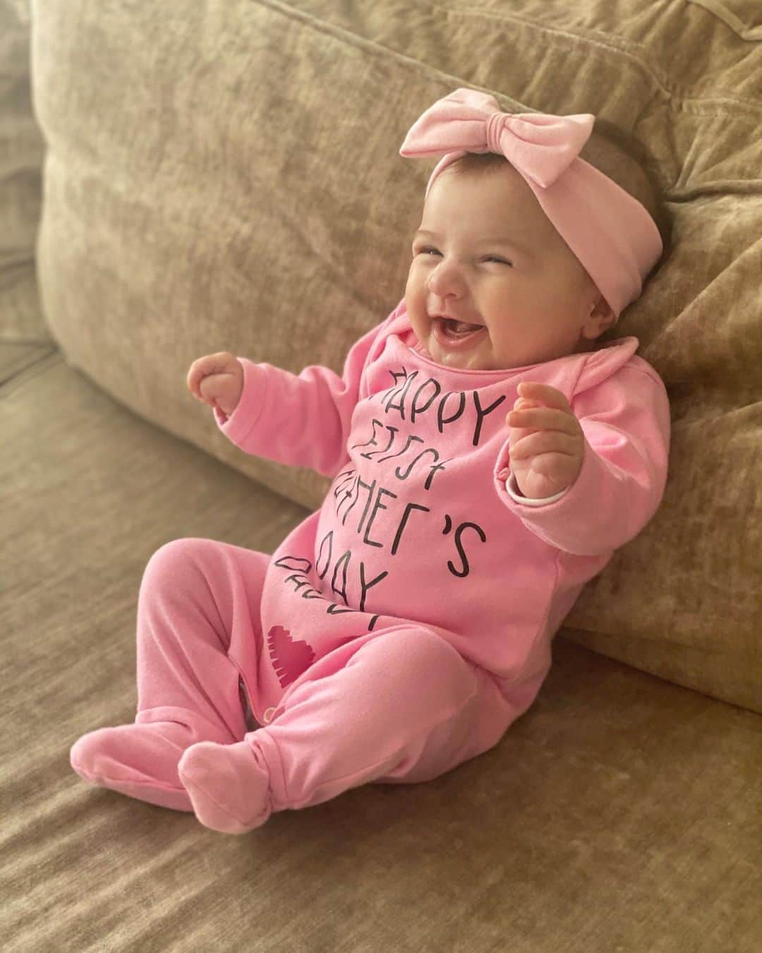 ジョアン・カンセロのインスタグラム：「The reason for my smile is you 🤍 Endless love, my angel 👼🏼 3 months of you #princessalicia」