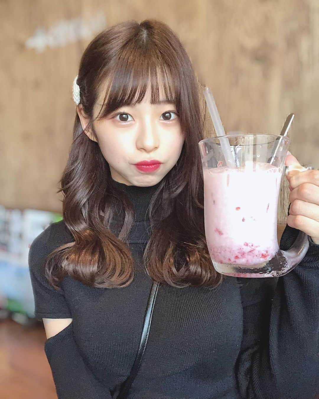 川崎ひかるさんのインスタグラム写真 - (川崎ひかるInstagram)「いちごミルク🍓🥛💕 . . ストーリに載せてたらどこのお店ですか？ってたくさん質問頂いたのですがびっくりドンキーのいちごミルクです🤣💕 . . ほんとに美味しくておすすめ💖 . . . .  #daily #dailylook #selfie #selca #ootd #japanesegirl #japaneseculture #japaneseanime #japaneseidol #idol #cosplay #cosplaygirl #일본아이돌  #데일리 #데일리룩 #셀카그램 #셀카 #셀피 #오오티디 #팔로우 #헤어스타일 #헤어어레인지 #自撮り #アイドル #ビジョビ #ビジョラダ #ヘアカラー #ヘアアレンジ #巻き髪 #いちごミルク」3月23日 20時46分 - hikaru._.1206